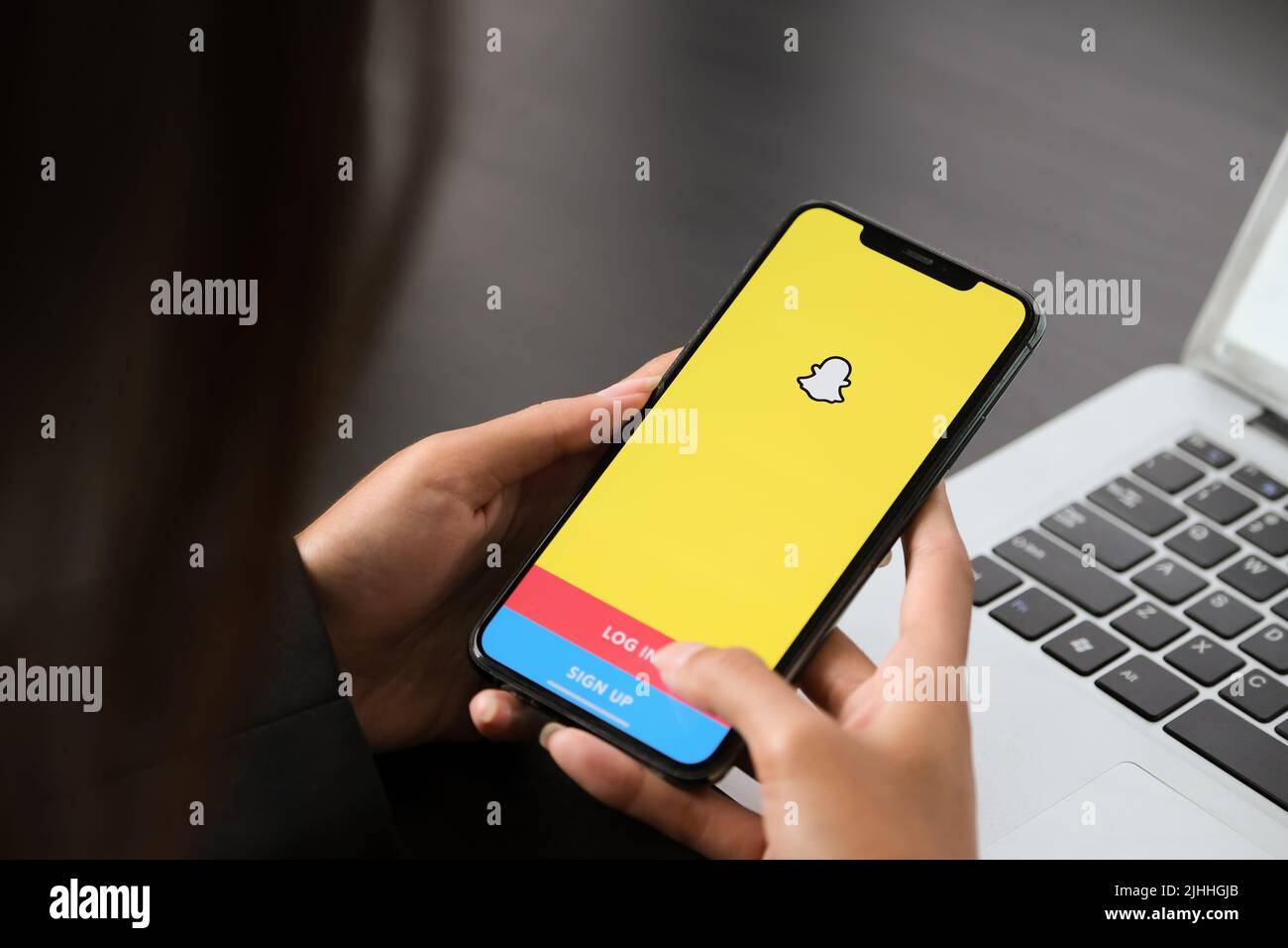 CHIANG MAI, THAILAND April 06 2021 : Frau hält ein iphone mit Social-Network-Service Snapchat auf dem Bildschirm Stockfoto