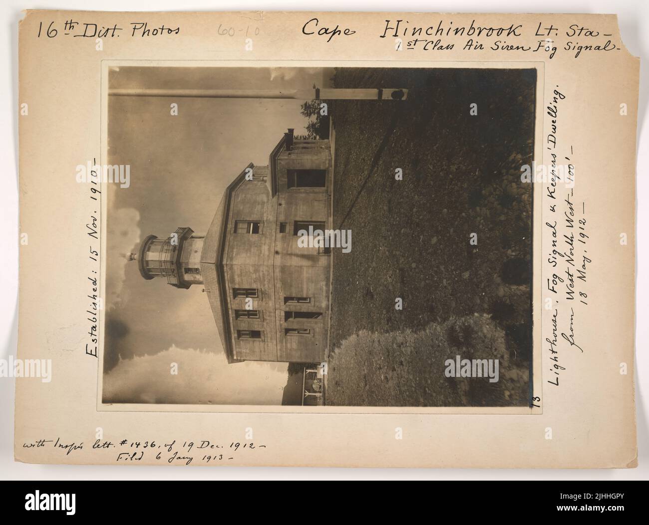 AK - Kap Hinchinbrook. Cape Hinchinbrook Light Station, Alaska. Nebelsignal der Klasse 1.. Gegründet Am 15. November 1910. Leuchtturm, Nebelsignal und Wohnung des Hüters aus WNW, 100'. Stockfoto