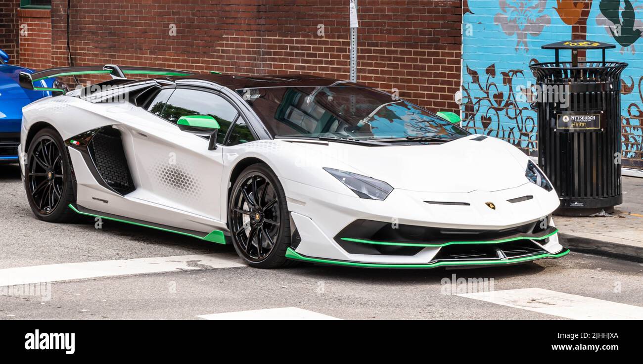 Ein weißer Lamborghini Aventador, der auf der Shadyside Car Show im Zusammenhang mit dem Pittsburgh Grand Prix, Pittsburgh, Pennsylvania, USA, ausgestellt wird Stockfoto