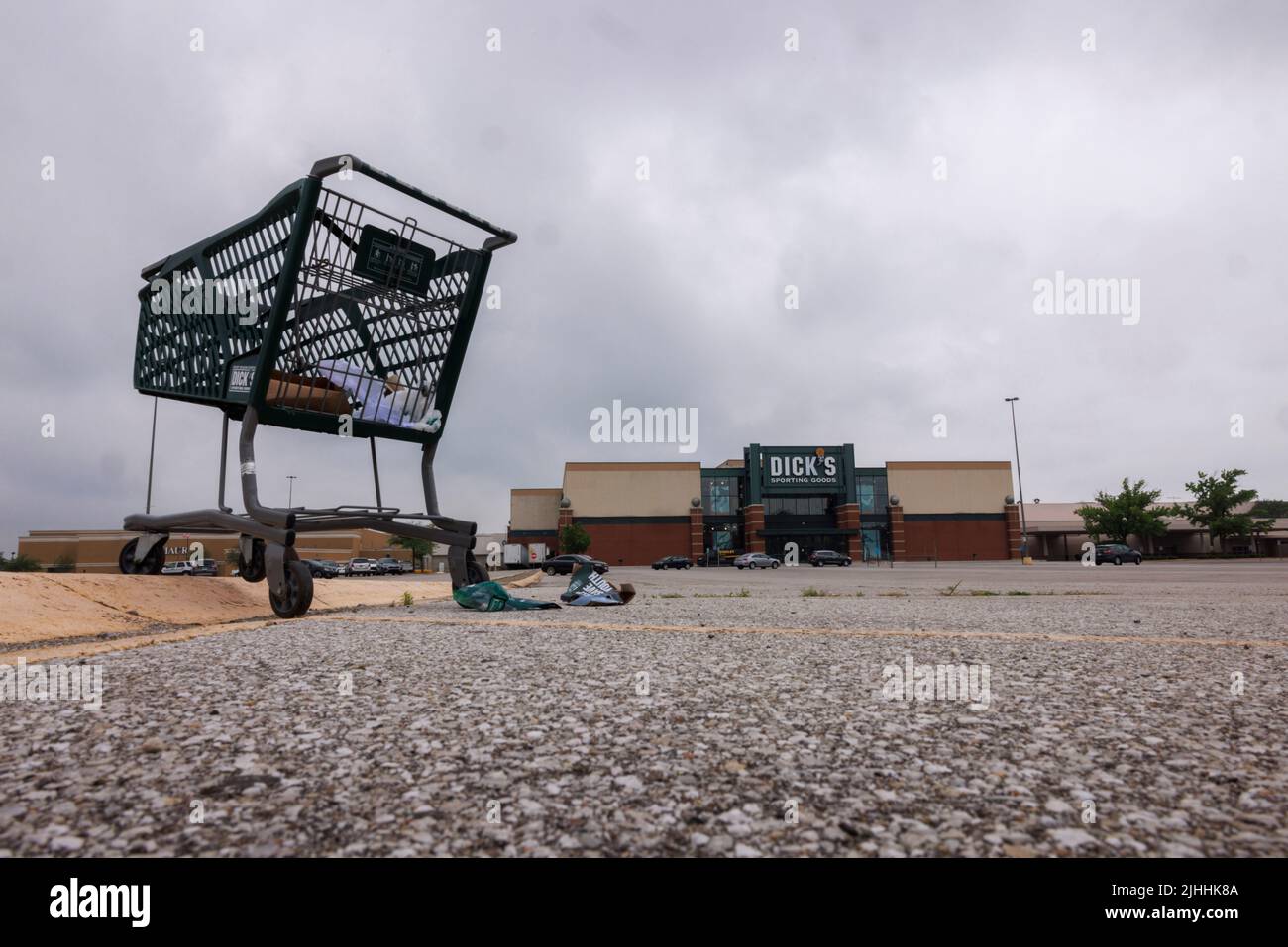 GREENWOOD, IN - JULI 18: Am 18. Juli 2022 in Greenwood, Indiana, befindet sich ein Einkaufswagen in der Nähe des Eingangs zum Dick’s Sporting Goods Eingang der Greenwood Park Mall. Ein Schütze soll am 17. Juli mit einer langen Waffe auf das Lebensmittelgericht des Einkaufszentrums geschossen haben, dabei drei getötet und zwei verletzt haben, bevor er von einem bewaffneten Zuschauer getötet wurde. Stockfoto