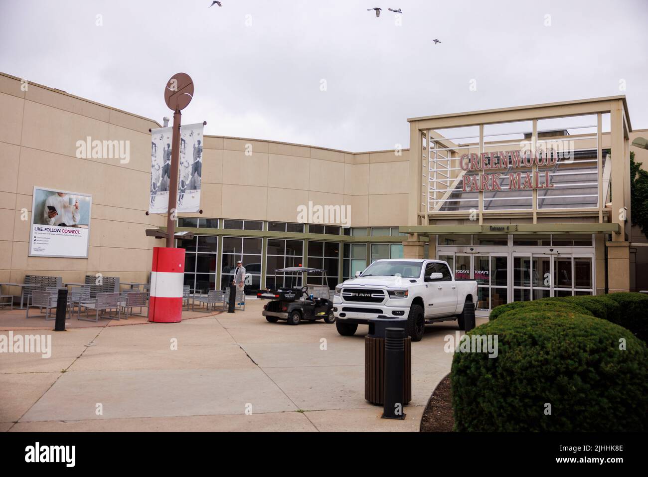 GREENWOOD, IN - JULI 18: Ein Arbeiter, der in einem Schutzanzug gekleidet ist, tritt am 18. Juli 2022 in Greenwood, Indiana, in der Nähe des Eingangs zum Lebensmittelgericht der Greenwood Park Mall in die Nähe. Ein Schütze soll am 17. Juli mit einer langen Waffe auf das Lebensmittelgericht des Einkaufszentrums geschossen haben, dabei drei getötet und zwei verletzt haben, bevor er von einem bewaffneten Zuschauer getötet wurde. Stockfoto