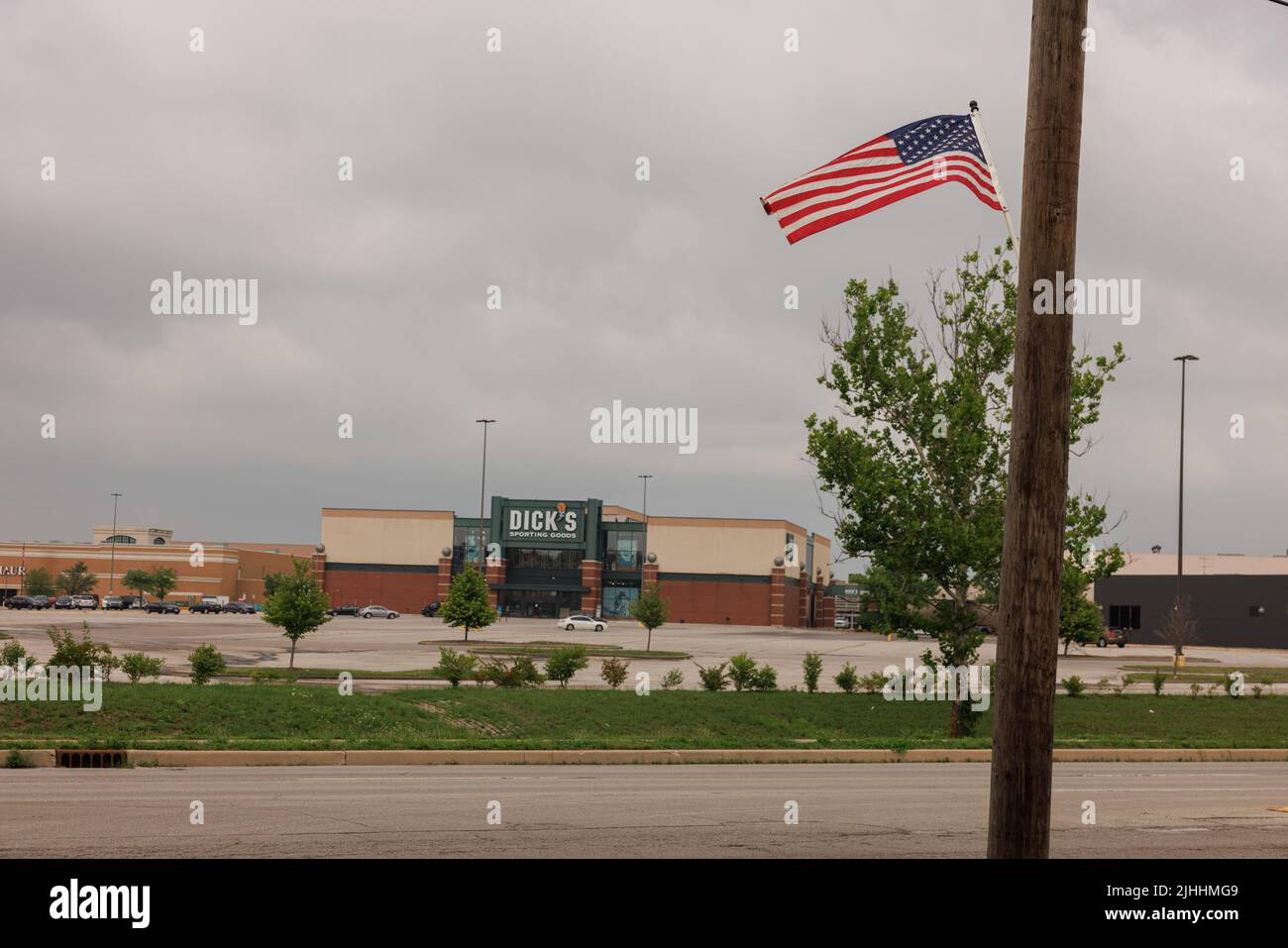 Greenwood, Usa. 18.. Juli 2022. Dick's Sporting Goods Eingang in der Nähe des Food Court Eingang der Greenwood Park Mall in Greenwood. Ein Schütze soll gestern mit einer langen Waffe auf das Lebensmittelgericht des Einkaufszentrums geschossen haben, dabei drei getötet und zwei verletzt haben, bevor er von einem bewaffneten Zuschauer getötet wurde. Kredit: SOPA Images Limited/Alamy Live Nachrichten Stockfoto