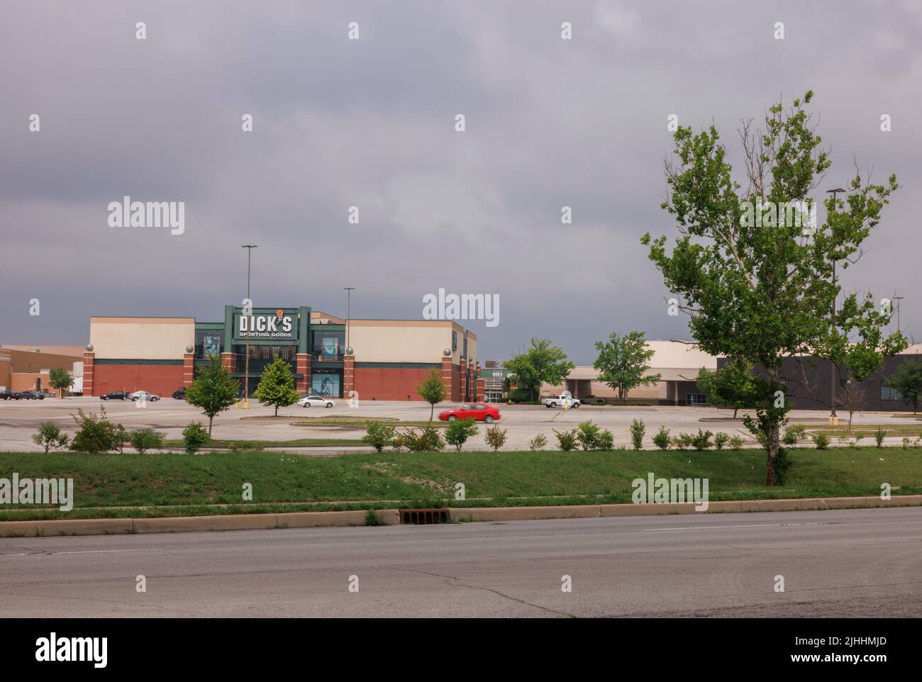 Greenwood, Usa. 18.. Juli 2022. Dick's Sporting Goods Eingang links vom Eingang zum Food Court der Greenwood Park Mall in Greenwood. Ein Schütze soll gestern mit einer langen Waffe auf das Lebensmittelgericht des Einkaufszentrums geschossen haben, dabei drei getötet und zwei verletzt haben, bevor er von einem bewaffneten Zuschauer getötet wurde. (Foto von Jeremy Hogan/SOPA Images/Sipa USA) Quelle: SIPA USA/Alamy Live News Stockfoto