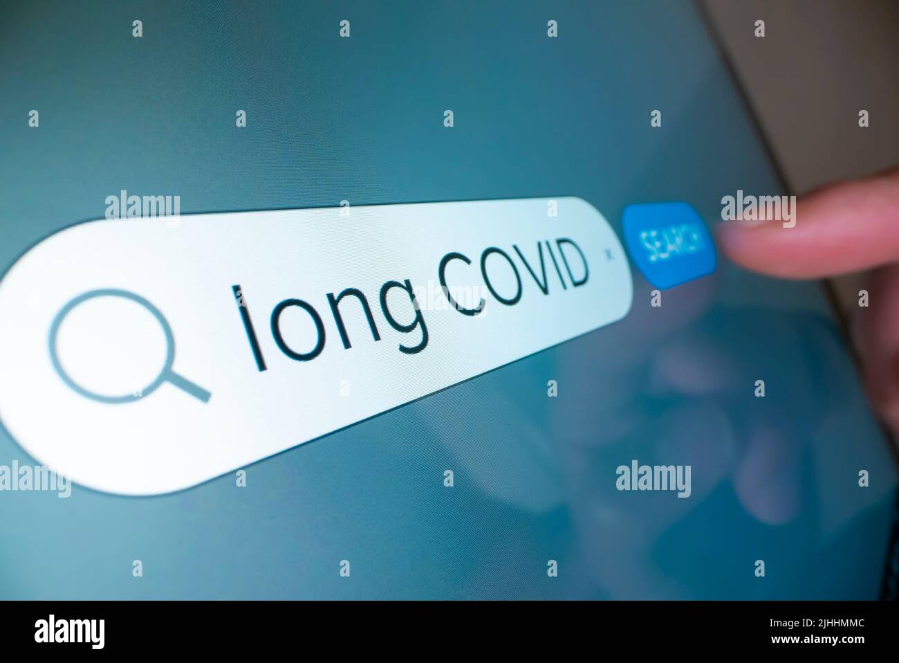 Nahaufnahme der Suche nach Informationen über lange COVID im Internet Stockfoto