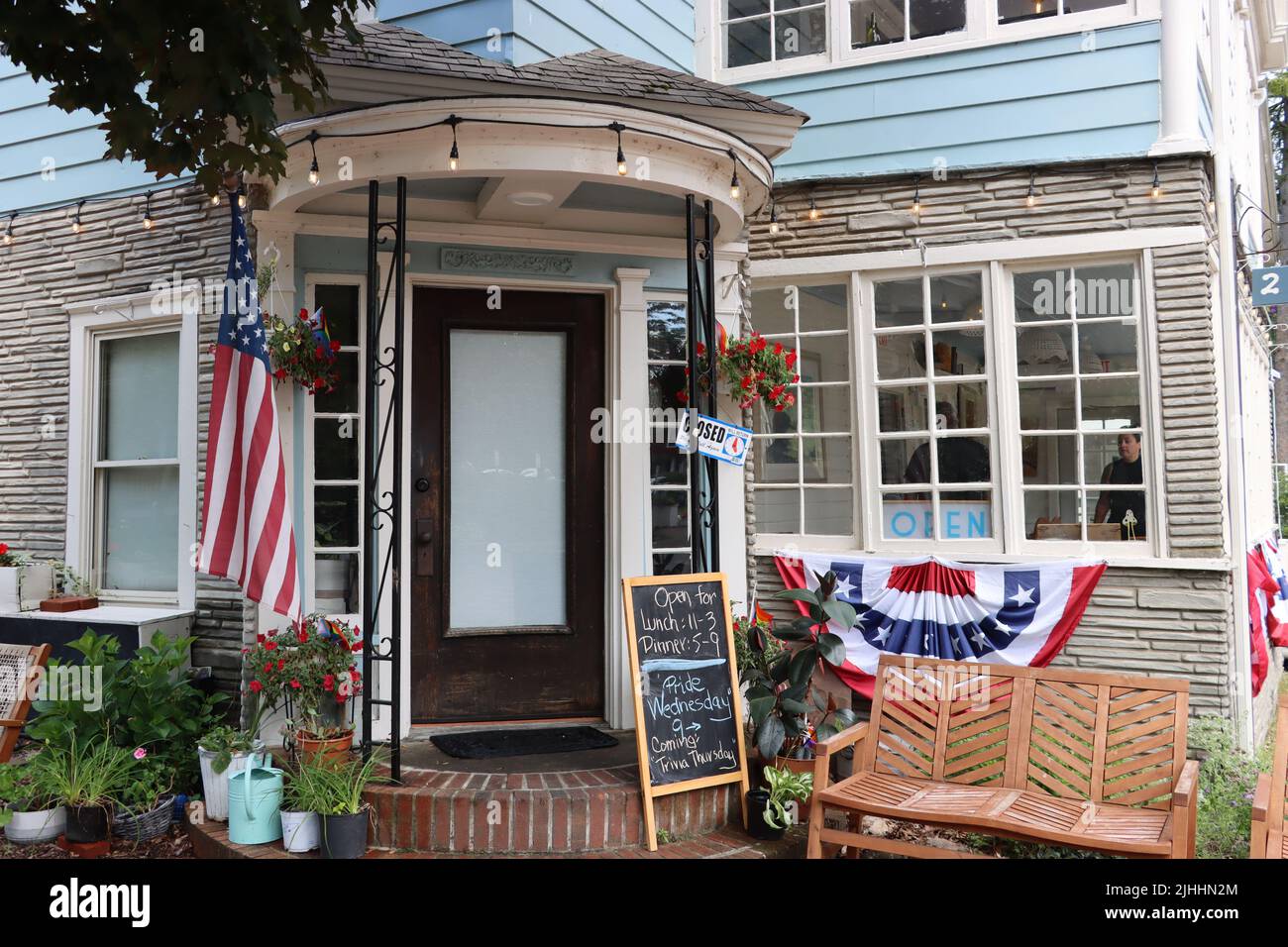 Ein Restaurant in einem schönen alten Haus in der Chautauqua Institution, Chautauqua, NY, Juni 2022 Stockfoto