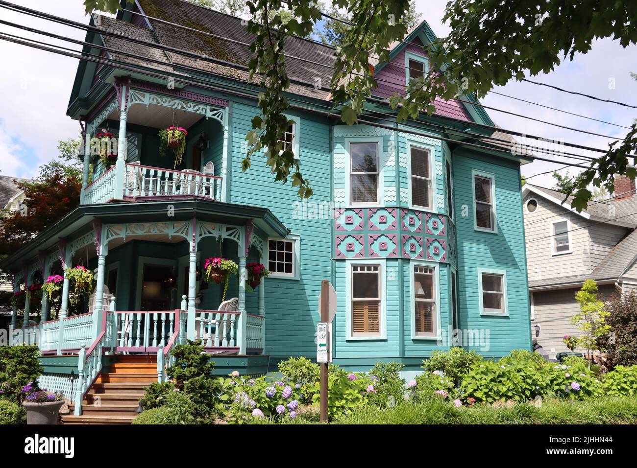 Eines von Hunderten von schönen Häusern in der Chautauqua Institution, Chautauqua, NY, Juni 2022 Stockfoto