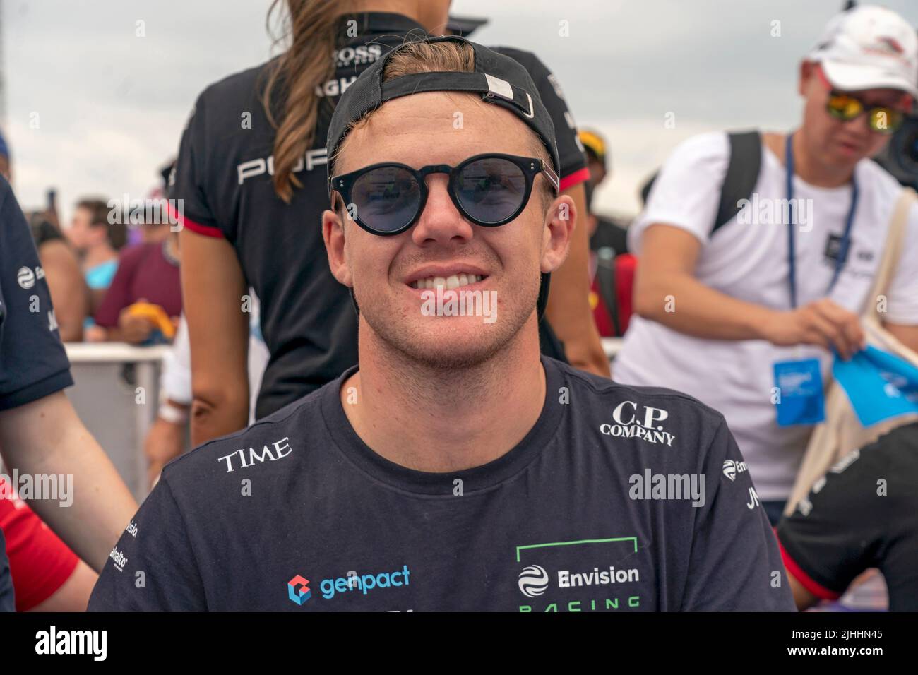 NEW YORK, NY - JULI 17: Nick Cassidy (Auto-Nr. 37) von Envision Racing signiert Autogramme während der ABB FIA Formula E Championship, New York City E-Prix Saison 8 Runde 12, am 17. Juli 2022 im Brooklyn Bezirk New York City. Stockfoto