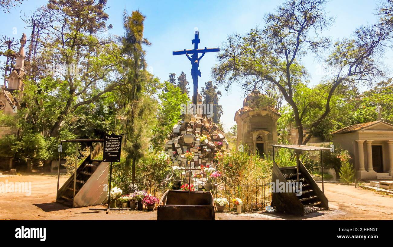 Das heilige Kreuz mit aufgehängten Jesus Christus auf einem Platz auf dem Friedhof von Santiago de Chile (Cementerio General de Santiago) an sonnigen Tagen Stockfoto