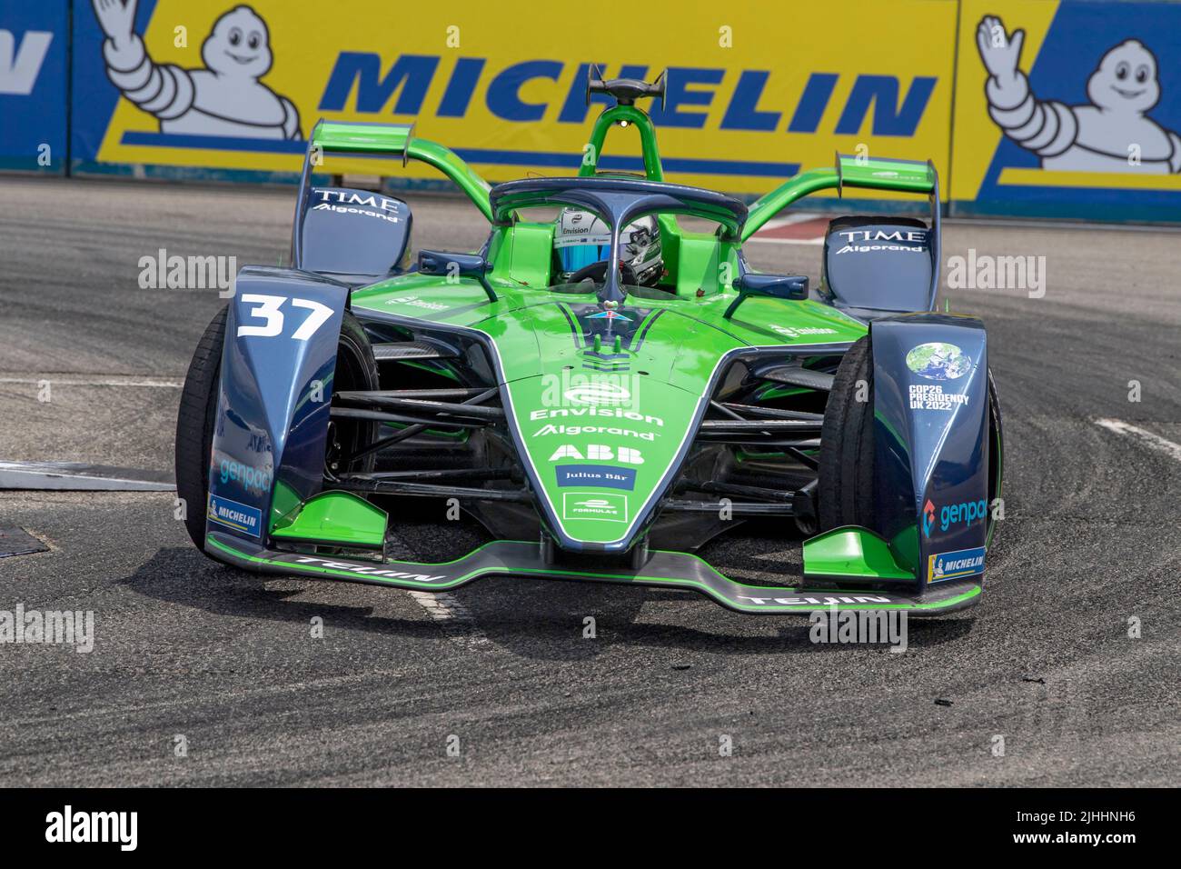 NEW YORK, NY - JULI 17: Nick Cassidy (Auto-Nr. 37) von Envision Racing fährt während der ABB FIA Formula E Championship, New York City E-Prix Saison 8 Runde 12, am 17. Juli 2022 in Brooklyn, New York City. Stockfoto