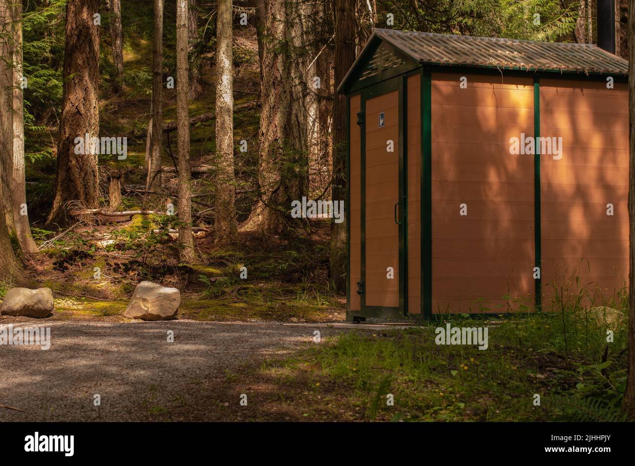 Outhouses auf dem Prior Centennial Campground, North Pender Island, British Columbia, Kanada Stockfoto