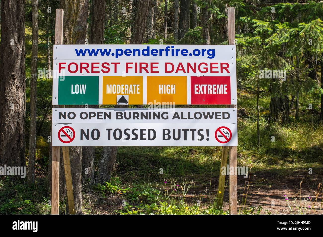 Warnschild für Brandgefahr auf North Pender Island, British Columbia, Kanada Stockfoto