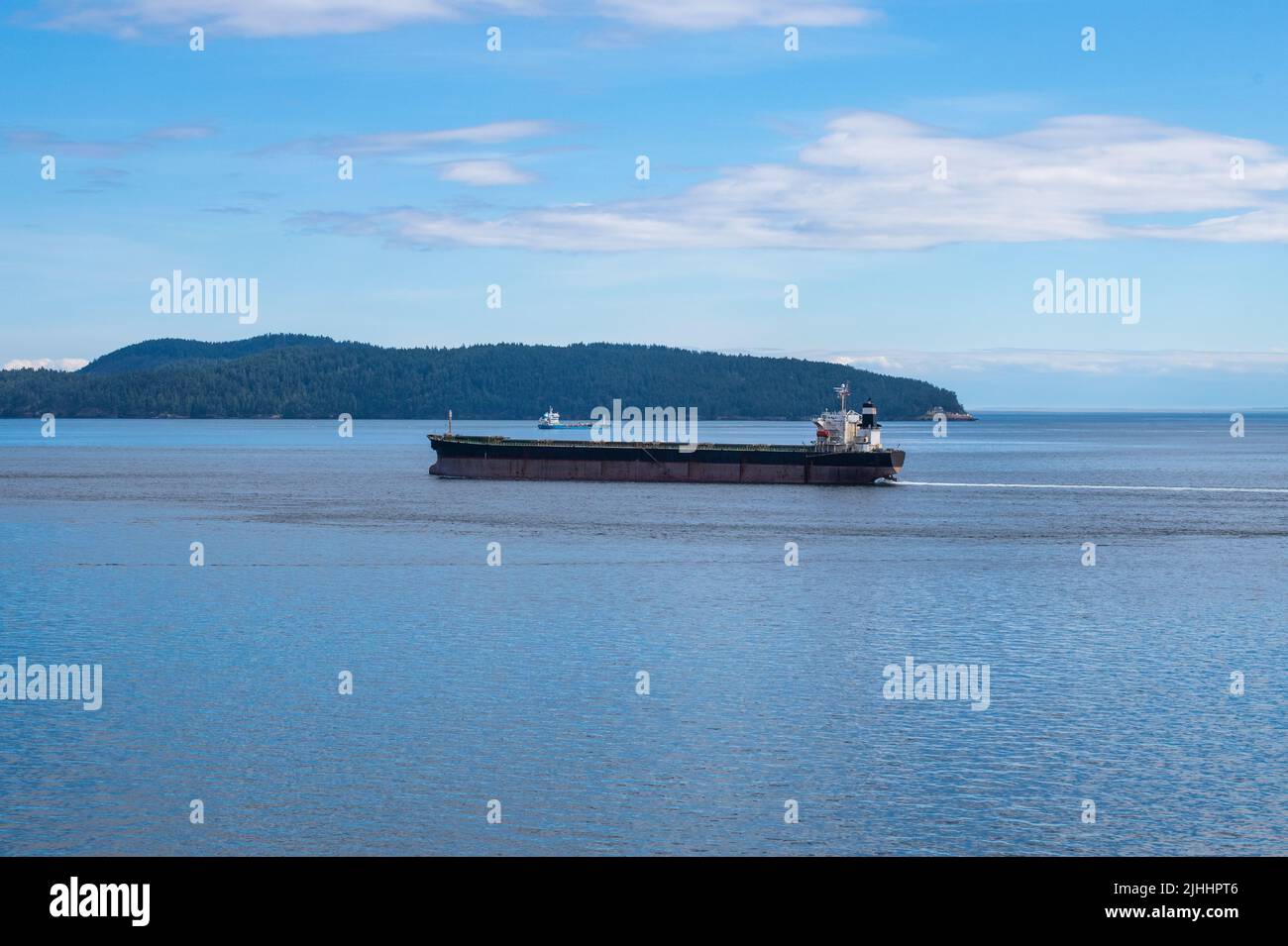 Massengutfrachter, der Swanson Channel, North Pender Island, British Columbia, Kanada passiert Stockfoto