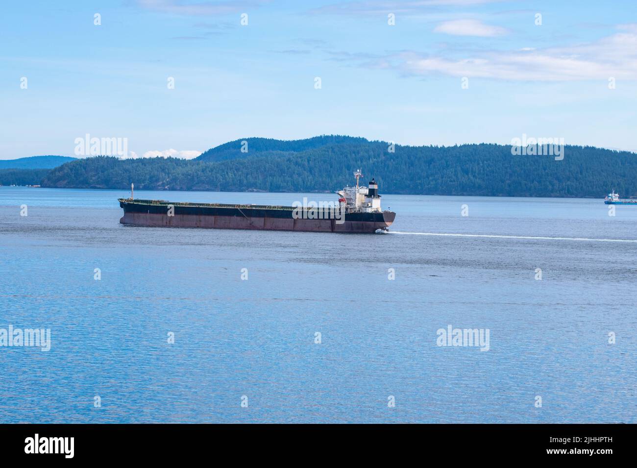 Massengutfrachter, der Swanson Channel, North Pender Island, British Columbia, Kanada passiert Stockfoto