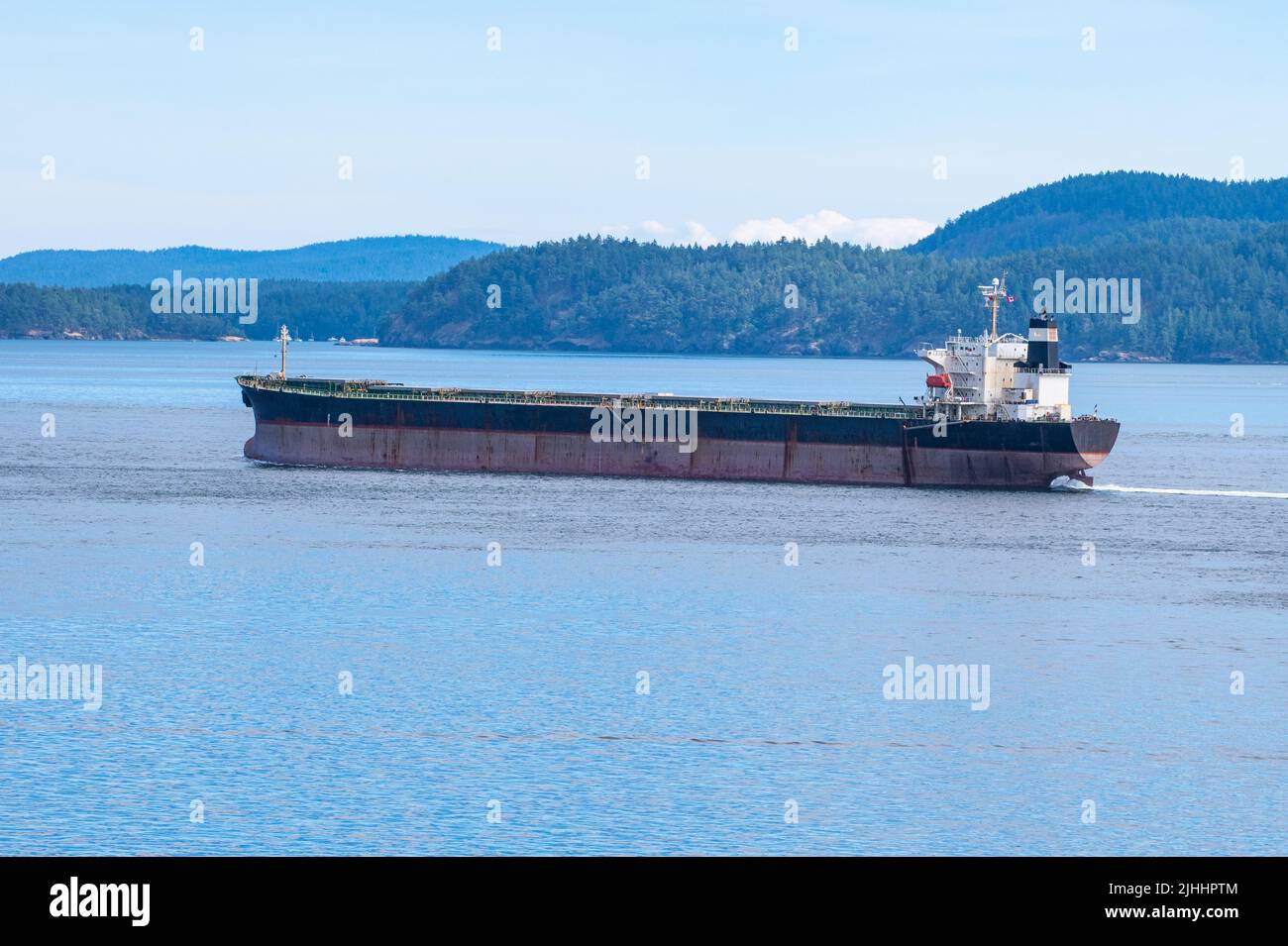 Massengutfrachter, der Swanson Channel, North Pender Island, British Columbia, Kanada passiert Stockfoto