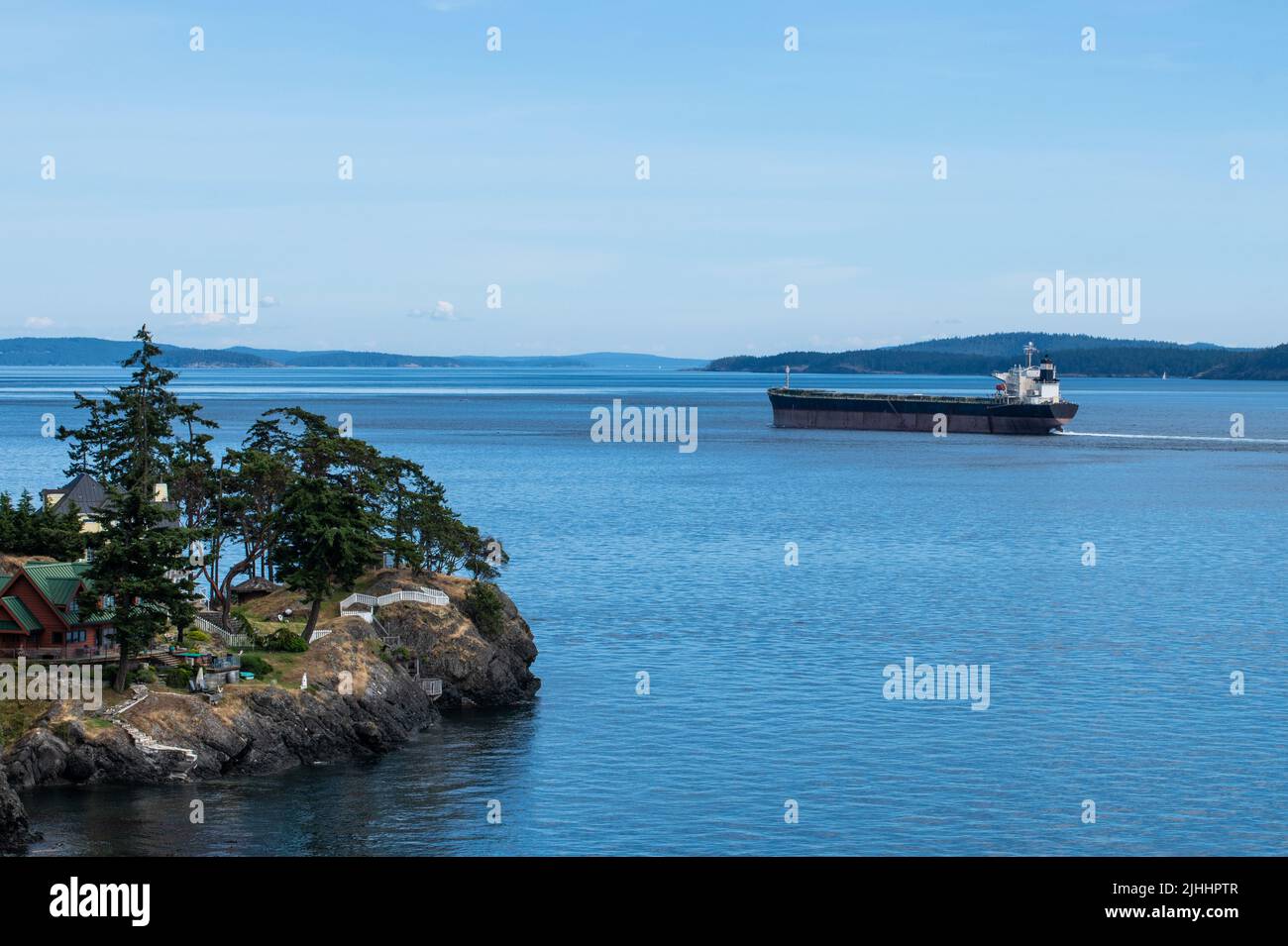 Massengutfrachter, der Swanson Channel, North Pender Island, British Columbia, Kanada passiert Stockfoto