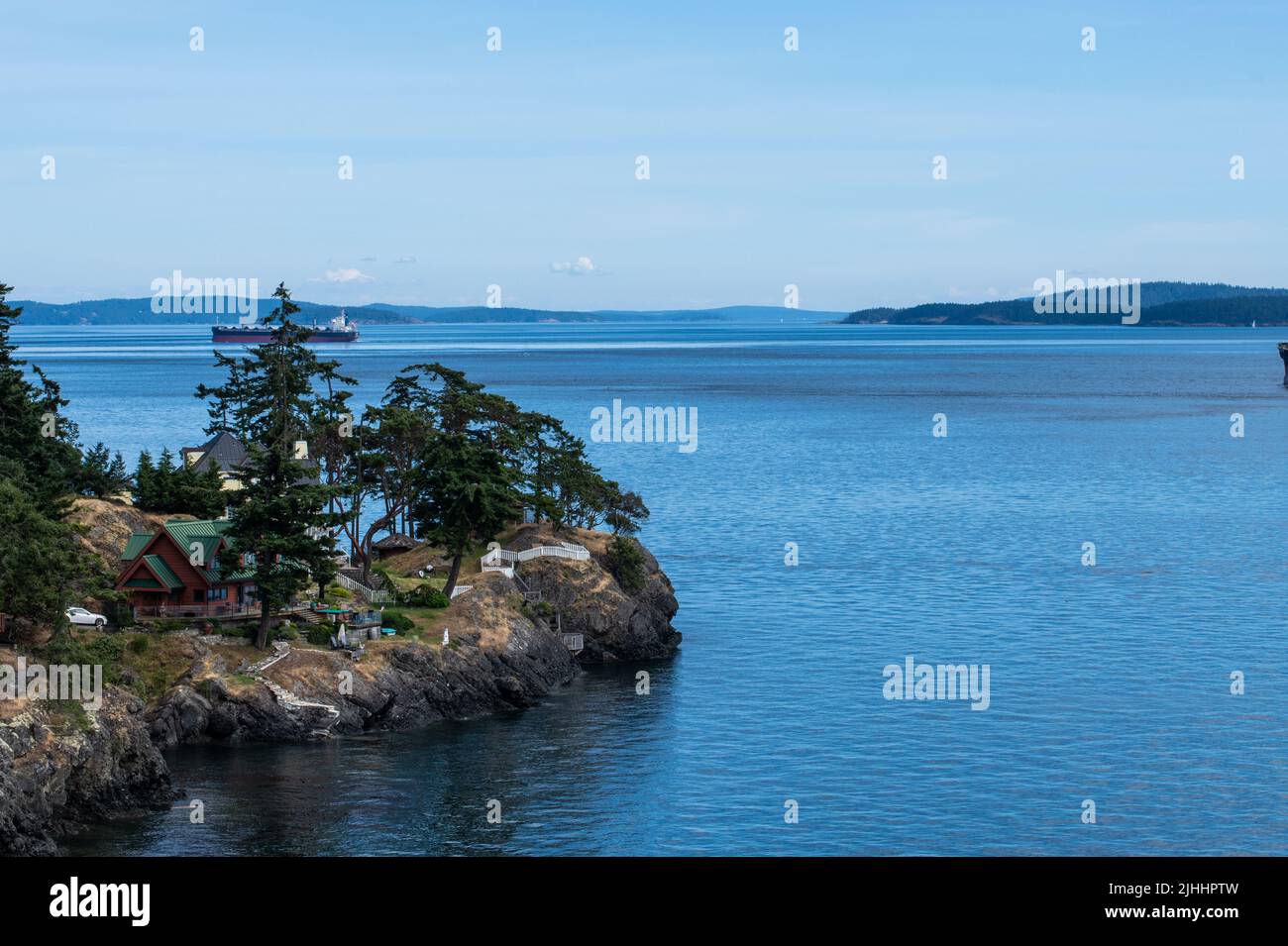 Massengutfrachter, der Swanson Channel, North Pender Island, British Columbia, Kanada passiert Stockfoto