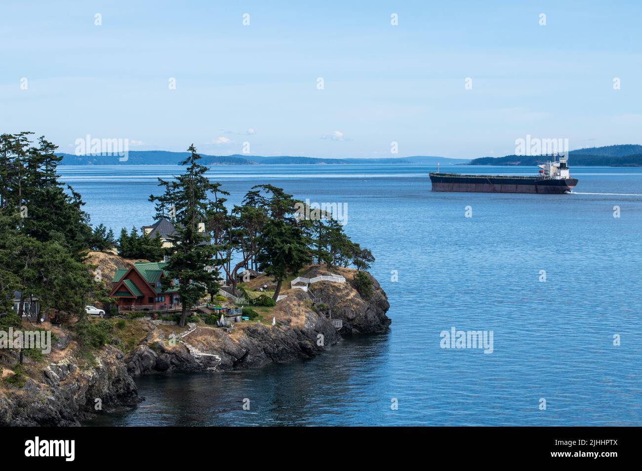 Massengutfrachter, der Swanson Channel, North Pender Island, British Columbia, Kanada passiert Stockfoto