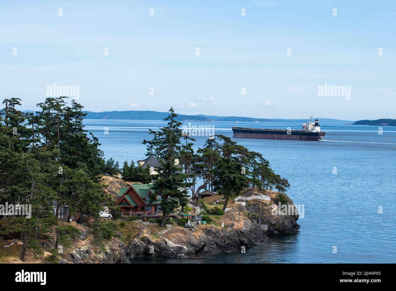 Massengutfrachter, der Swanson Channel, North Pender Island, British Columbia, Kanada passiert Stockfoto