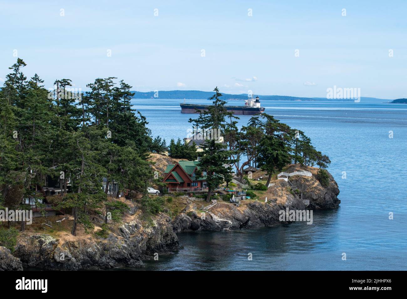 Massengutfrachter, der Swanson Channel, North Pender Island, British Columbia, Kanada passiert Stockfoto