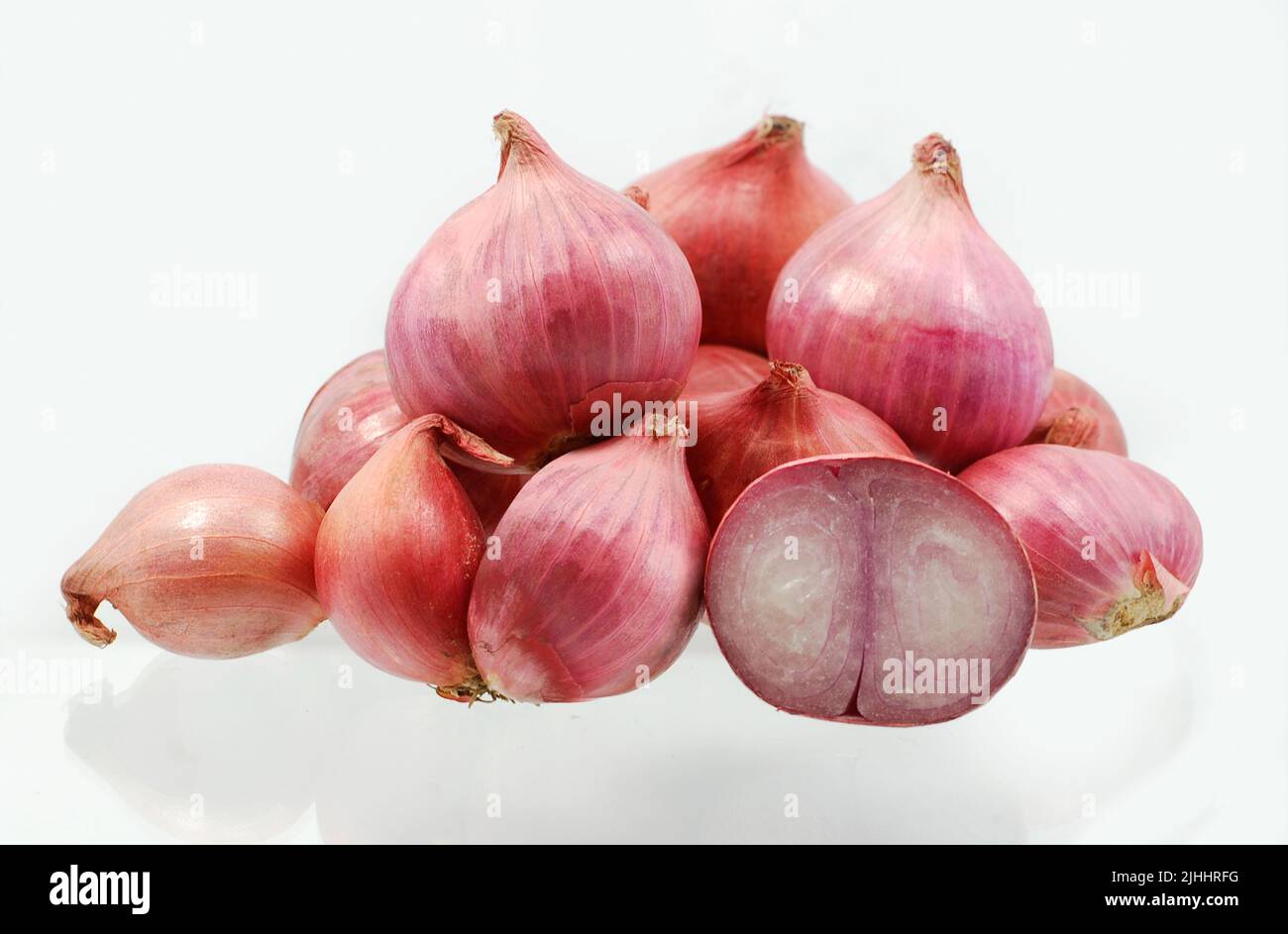 Schalotte isoliert auf weißem Hintergrund Stockfoto