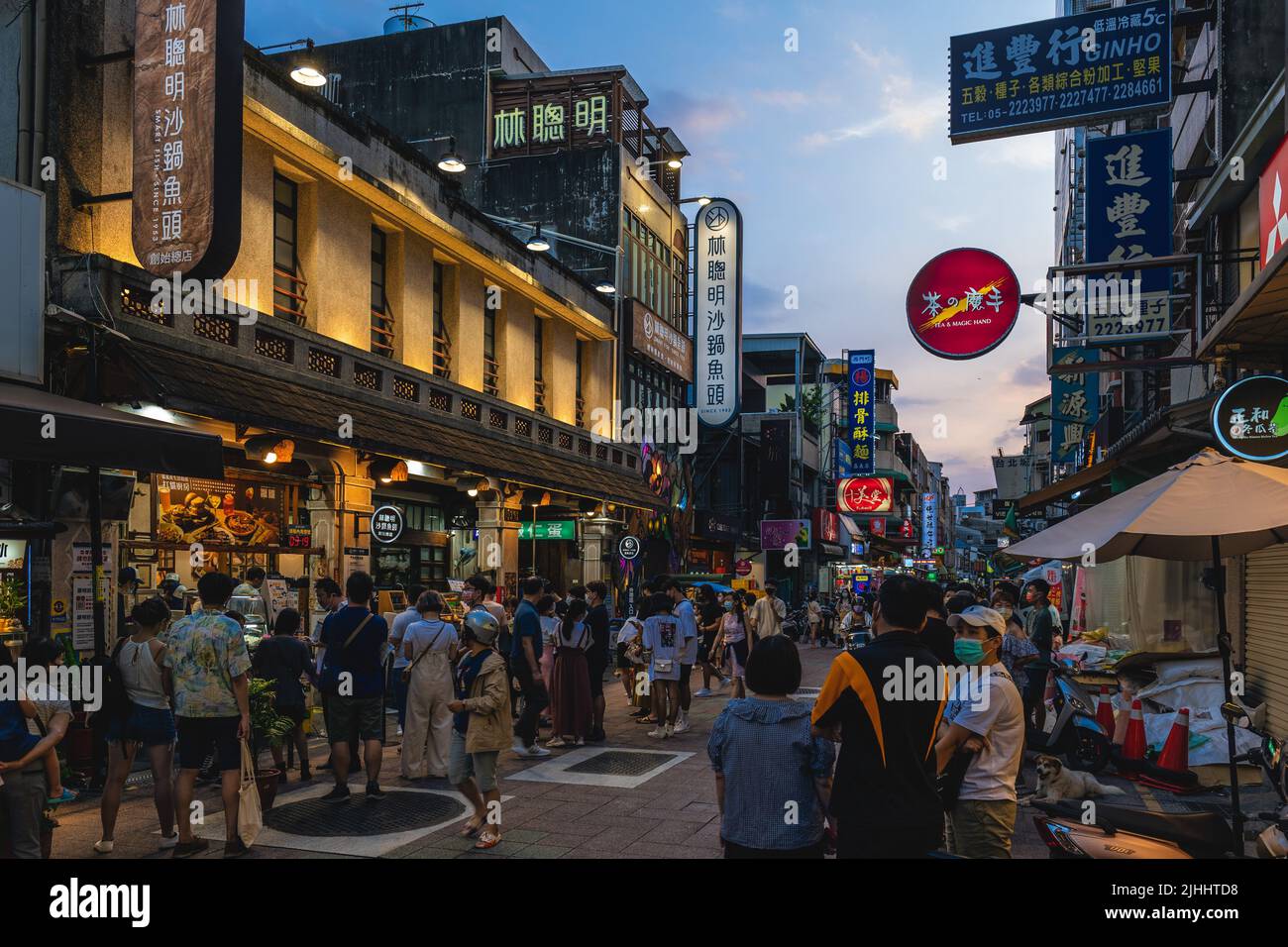13. Juli 2022: Lin Cong ming Fish Head Casserole auf dem Nachtmarkt der Wenhua Road in Chiayi, taiwan. Der Nachtmarkt erstreckt sich über einen halben Kilometer Stockfoto