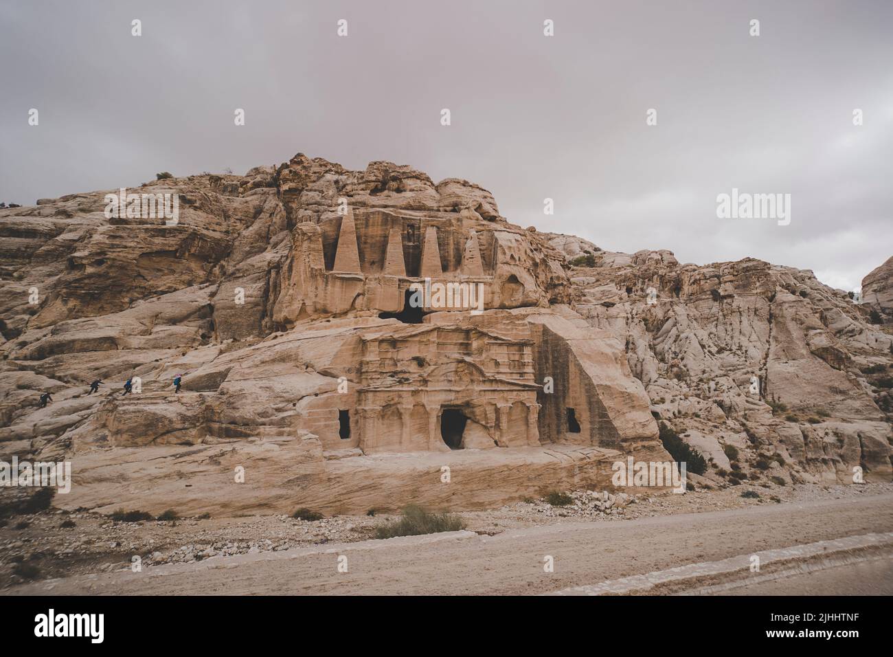 Wunderschöne rote Felsformationen in Petra Rose City Jordan. Petra ist eines der Neuen Sieben Weltwunder. UNESCO-Welterbe. Behausung des alten pe Stockfoto