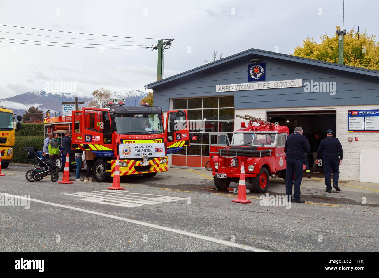 Die Freiwillige Feuerwehr in Arrowtown, Neuseeland, mit ihren Fahrzeugen, die vor der Feuerwache abgestellt wurden Stockfoto