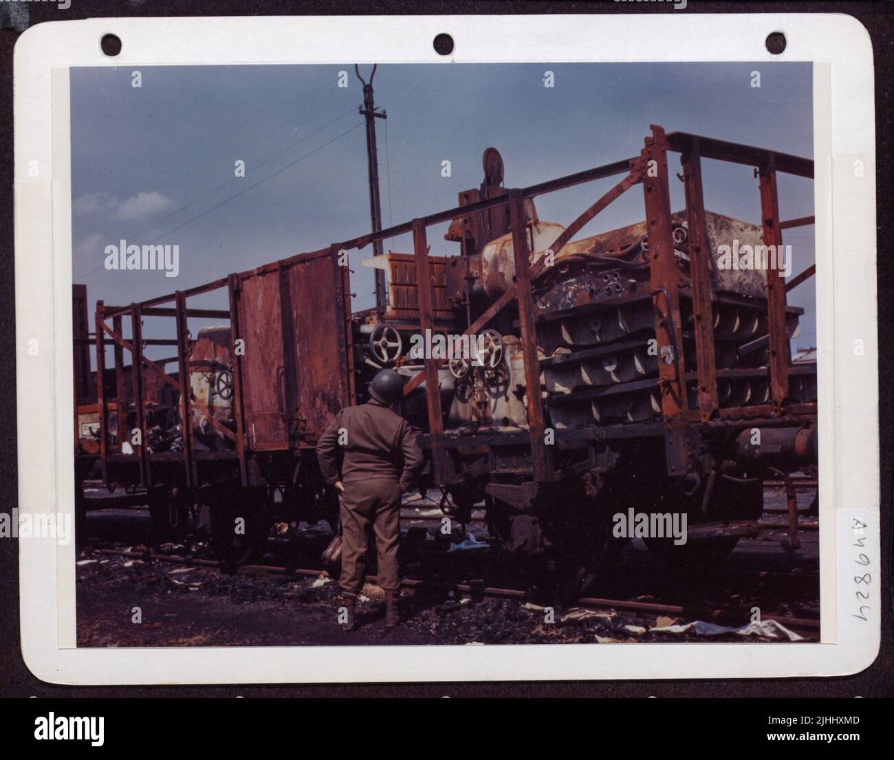 US-Soldat untersucht gefangenen deutschen Güterwagen, der mit Ausrüstung beladen ist, bei Einem Rangierjahr in Deutschland. Stockfoto