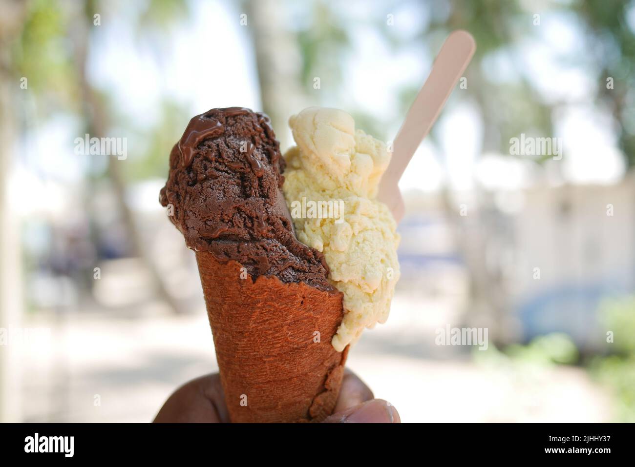 Junge Männer essen Eis mit Schokoladengeschmack Stockfoto