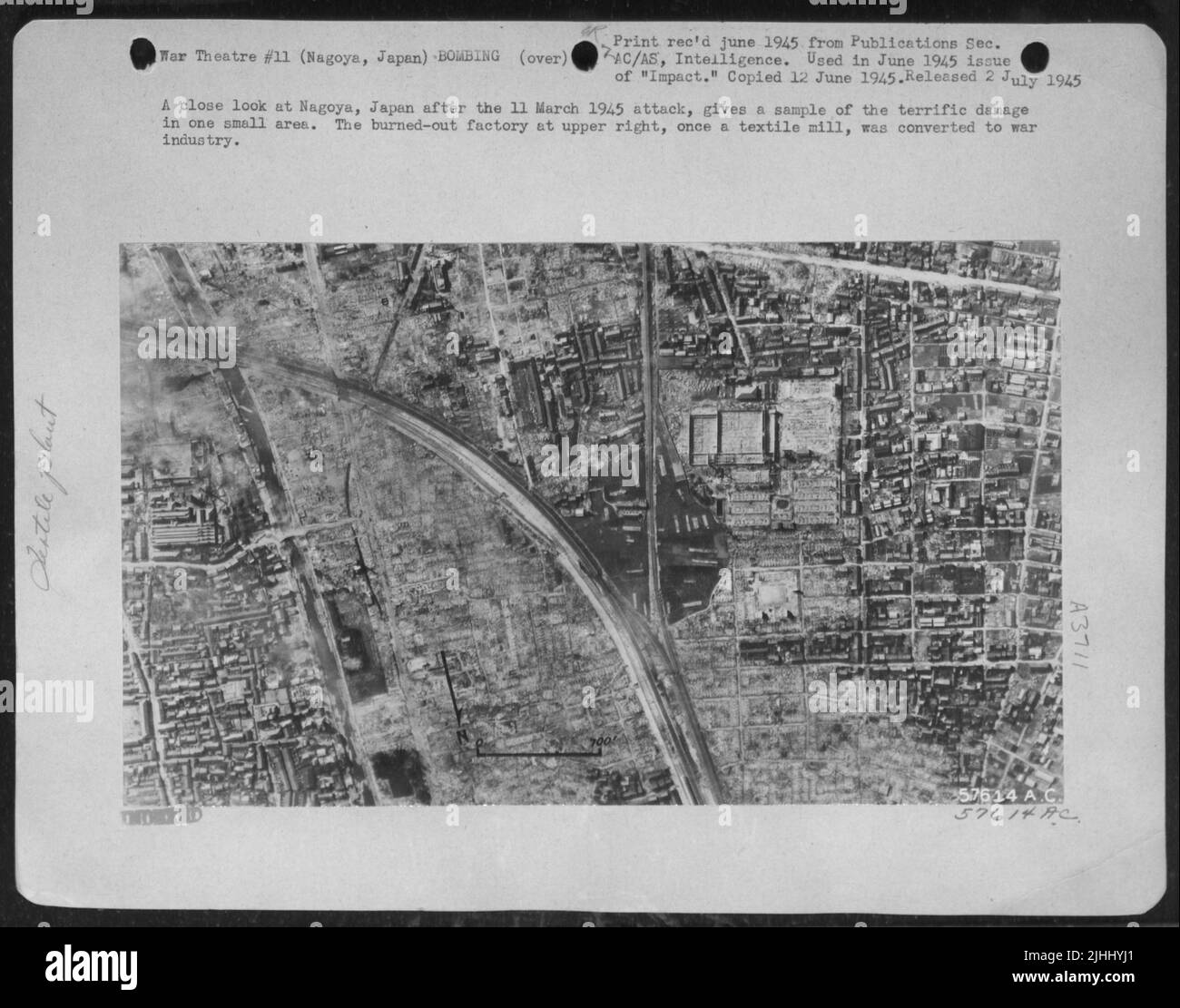 Ein genauer Blick auf Nagoya, Japan nach dem Angriff vom 11. März 1945, gibt Eine Probe des schrecklichen Schadens in einem kleinen Gebiet. Die ausgebrannte Fabrik oben rechts, einst Eine Textilfabrik, wurde in die Kriegsindustrie umgewandelt. Stockfoto