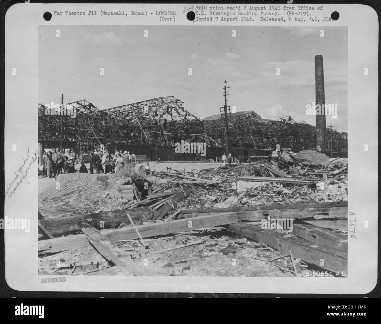 Inmitten Der Zerstörung, Die Durch Die Atombomben Auf Nagasaki, Japan, Verursacht Wurde, Warten Die Japaner, Die In Diesem Bild Aufgereiht Sind, Auf Den Zug Am Urakami-Eisenbahnbahnhof. Beachten Sie, Dass Die Stücke Der Gewölbten Eisendächer Immer Noch Am Mitsubishi Arm Haften Stockfoto