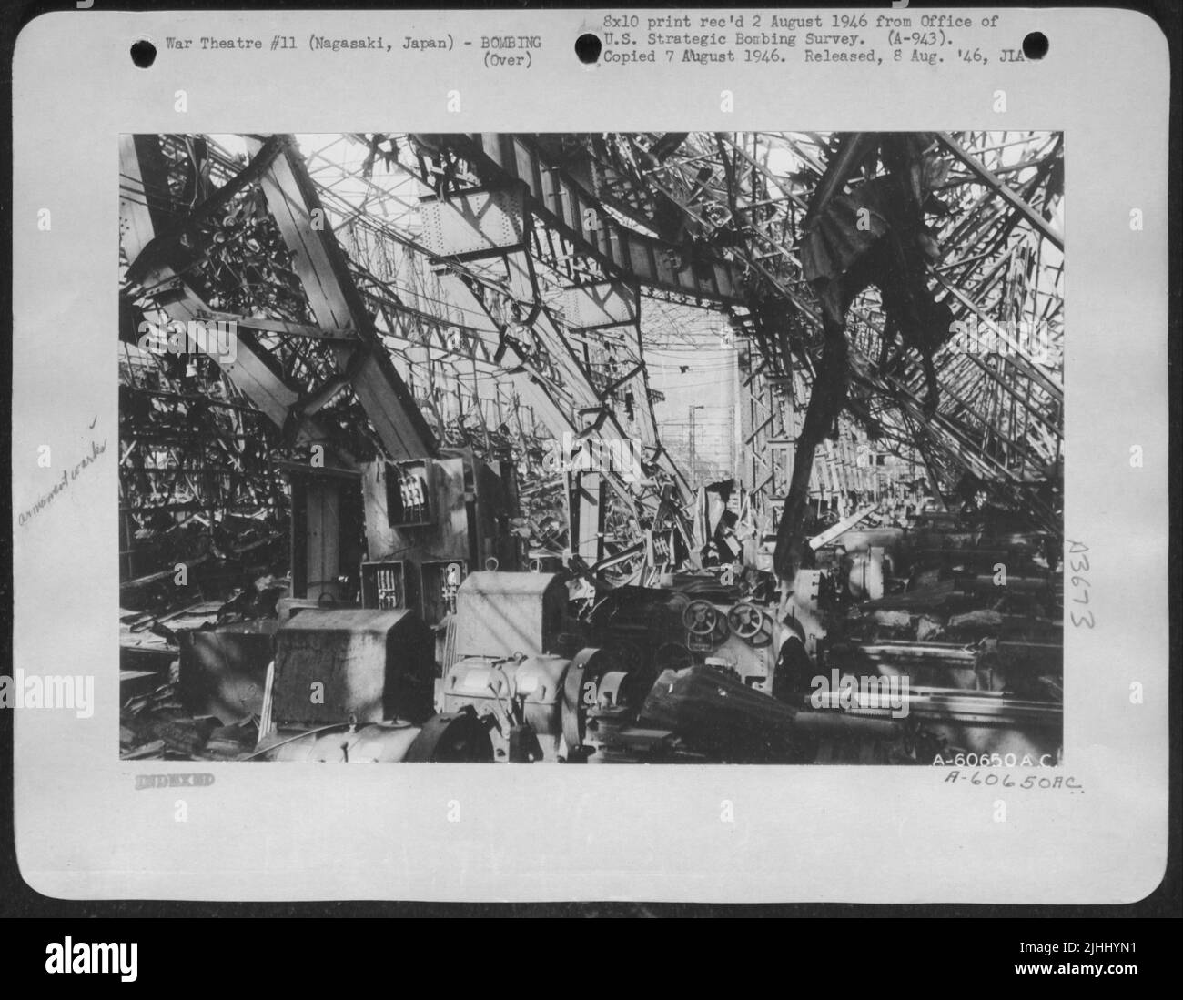 Ein Blick ins Innere der Mitsubishi-Waffenfabrik in Nagasaki, Japan, nach der Atombombenbombe. 19. Oktober 1945. Stockfoto