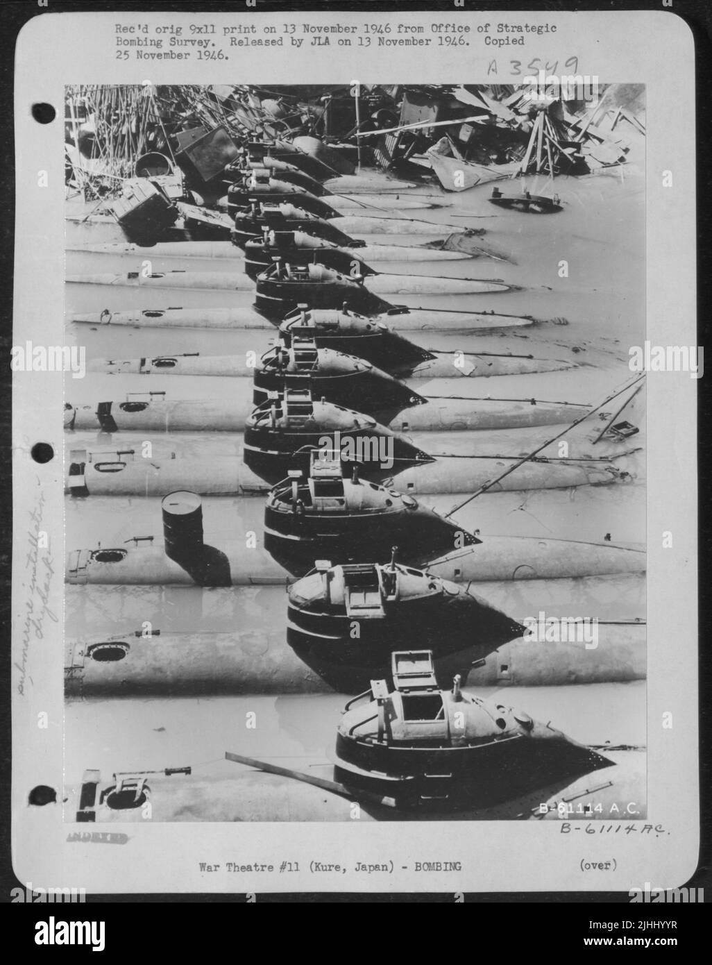 Eine Leere Öltrommel Mit 55 Gallonen Markiert Die Letzte Ruhestätte Der Ölhungerten Japanischen U-Boot-Flotte. Trockendock In Kure, Japan. Stockfoto