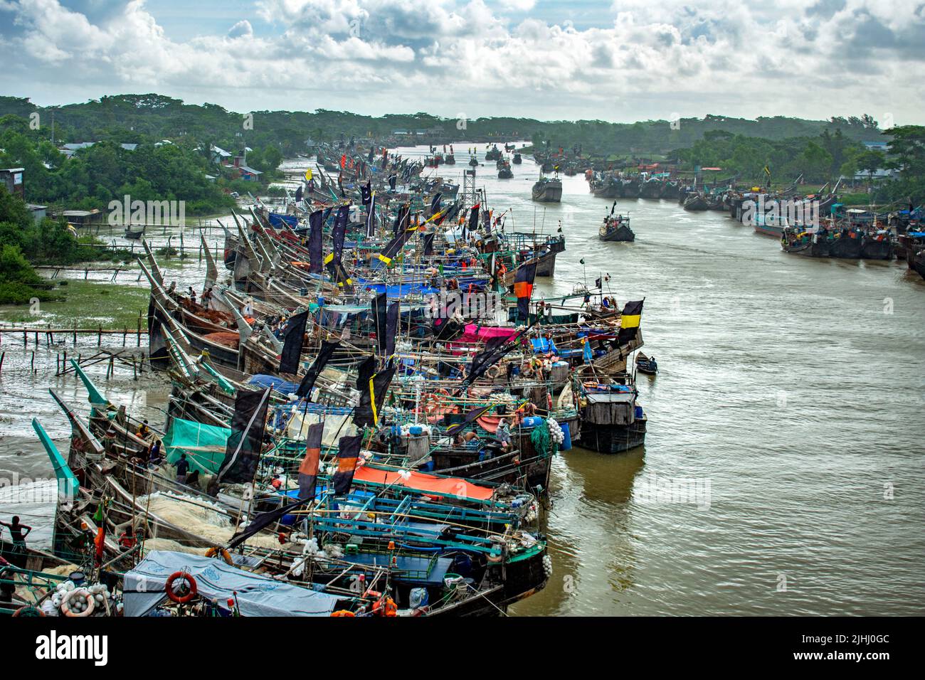 Am Flussufer sind hölzerne Boote aufgestellt, die verschiedene schöne visuelle Muster geschaffen haben. Stockfoto