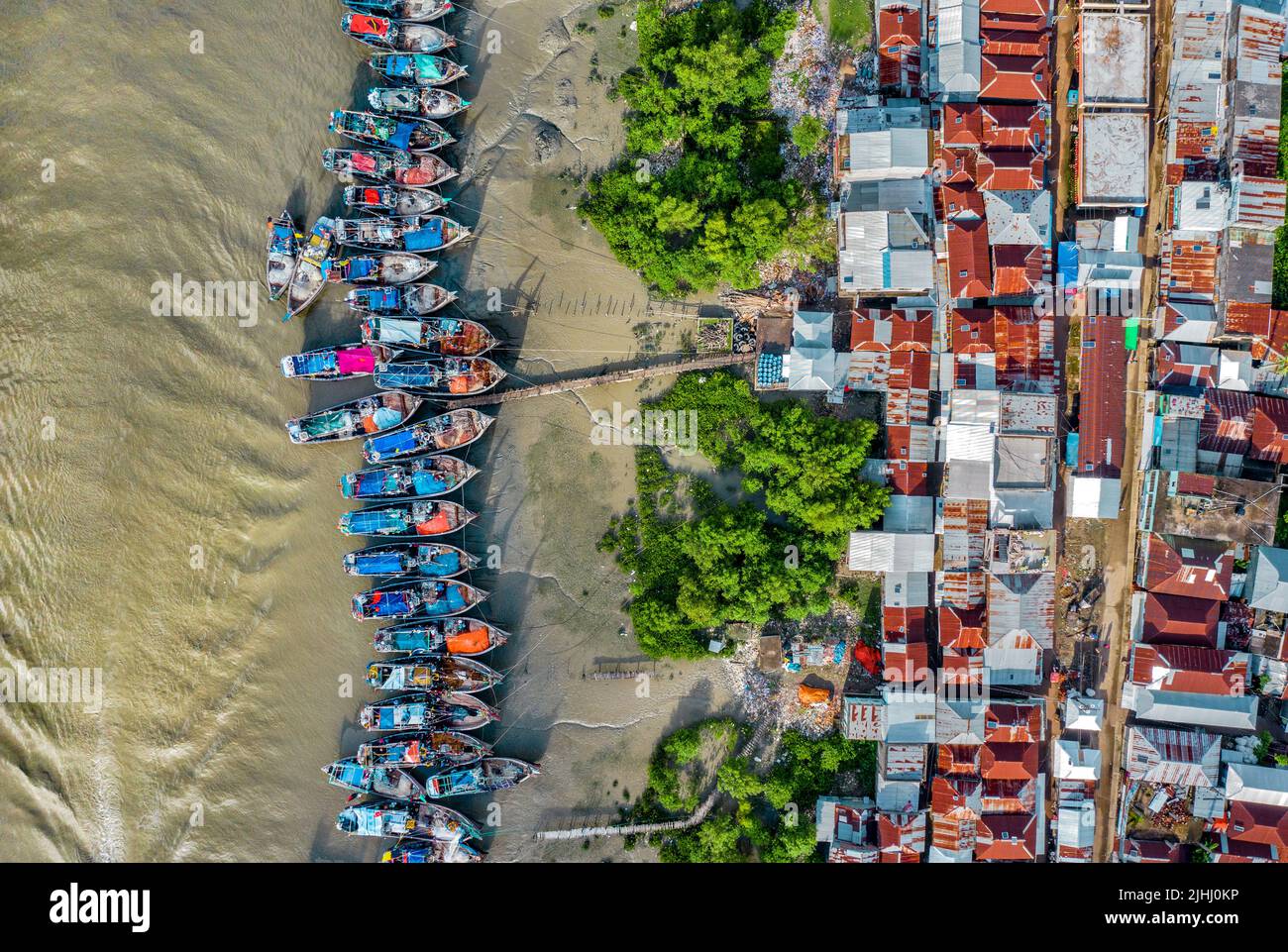Am Flussufer sind hölzerne Boote aufgestellt, die verschiedene schöne visuelle Muster geschaffen haben. Stockfoto