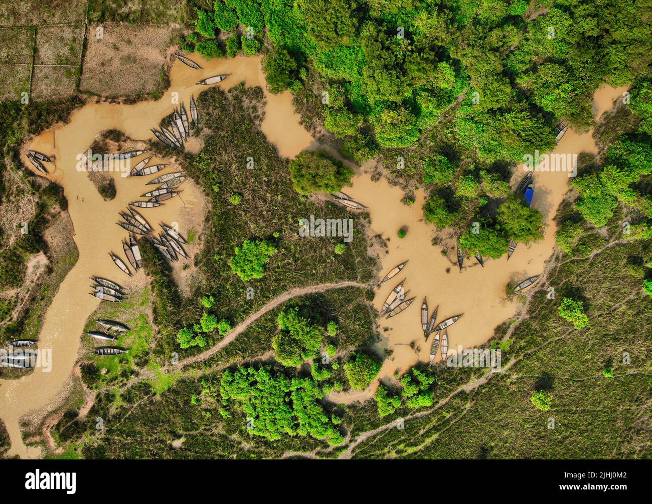 Am Flussufer sind hölzerne Boote aufgestellt, die verschiedene schöne visuelle Muster geschaffen haben. Stockfoto