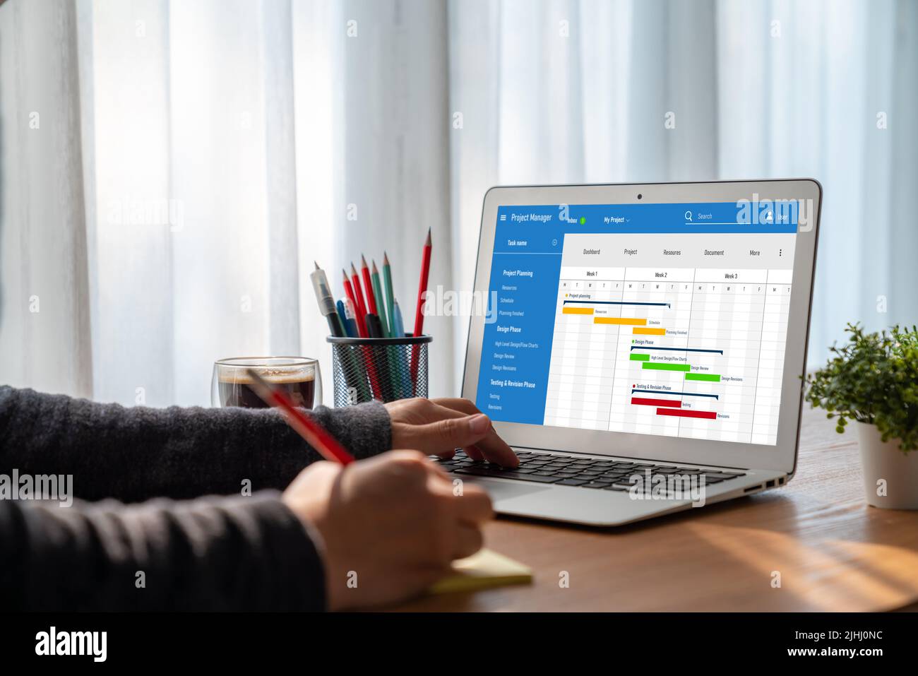 Projektplanungssoftware für modisches Business-Projektmanagement auf dem Computerbildschirm, der das Timeline-Diagramm des Team-Projekts zeigt Stockfoto