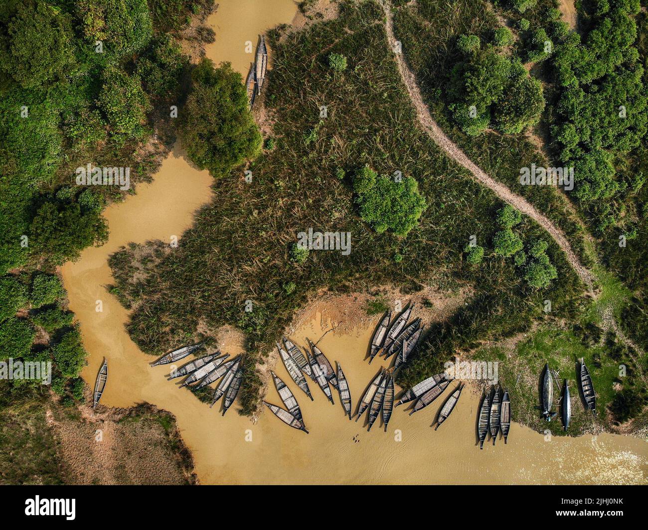 Am Flussufer sind hölzerne Boote aufgestellt, die verschiedene schöne visuelle Muster geschaffen haben. Stockfoto