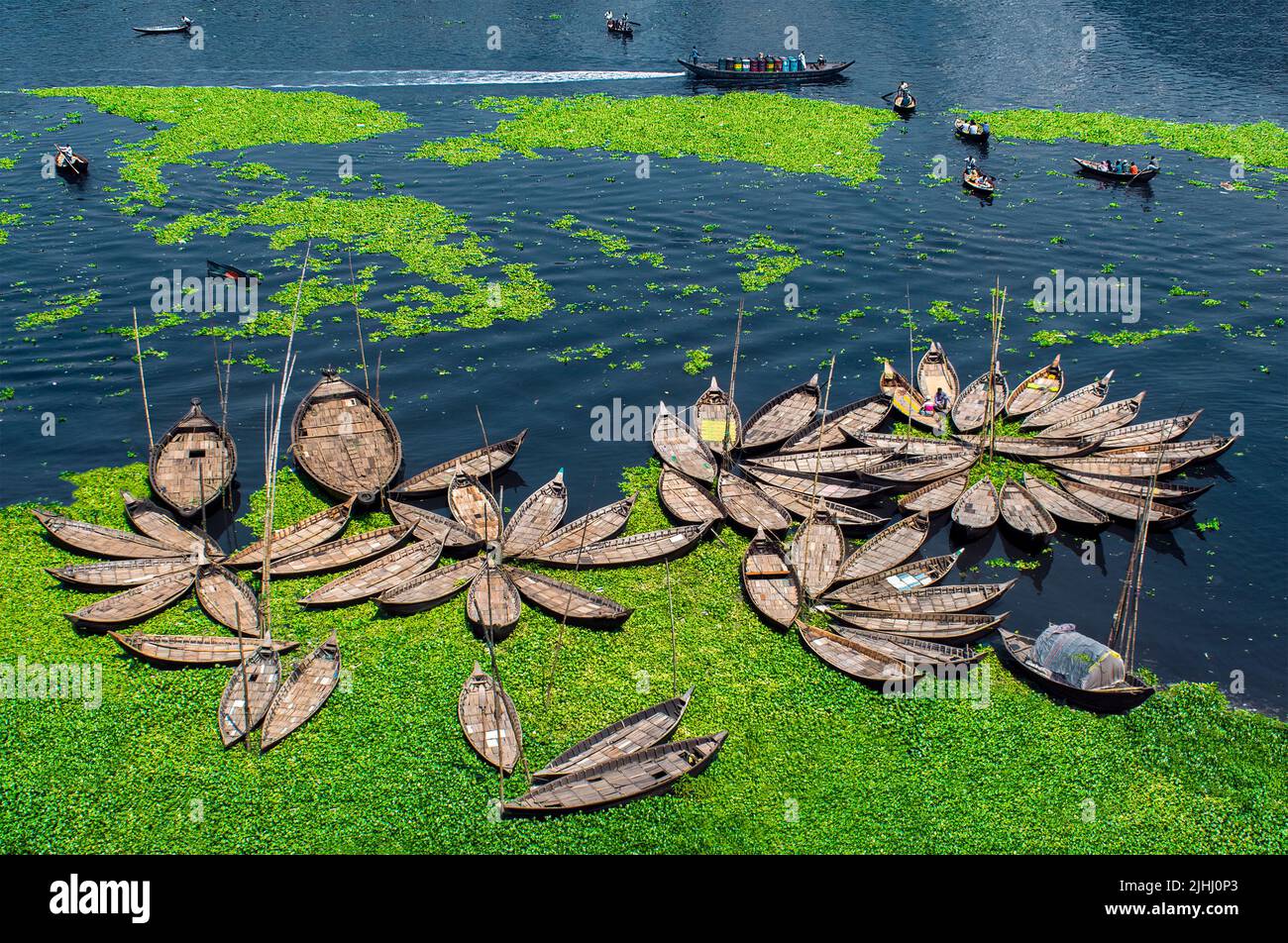 Am Flussufer sind hölzerne Boote aufgestellt, die verschiedene schöne visuelle Muster geschaffen haben. Stockfoto