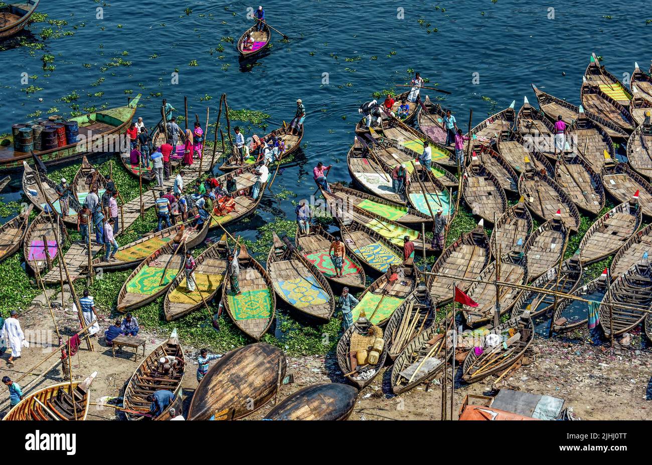 Am Flussufer sind hölzerne Boote aufgestellt, die verschiedene schöne visuelle Muster geschaffen haben. Stockfoto