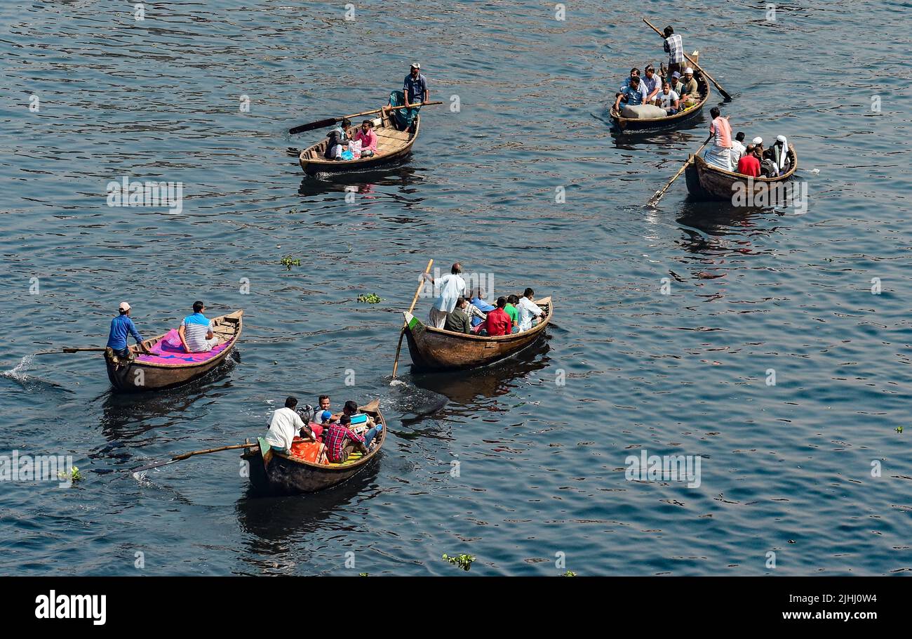 Am Flussufer sind hölzerne Boote aufgestellt, die verschiedene schöne visuelle Muster geschaffen haben. Stockfoto