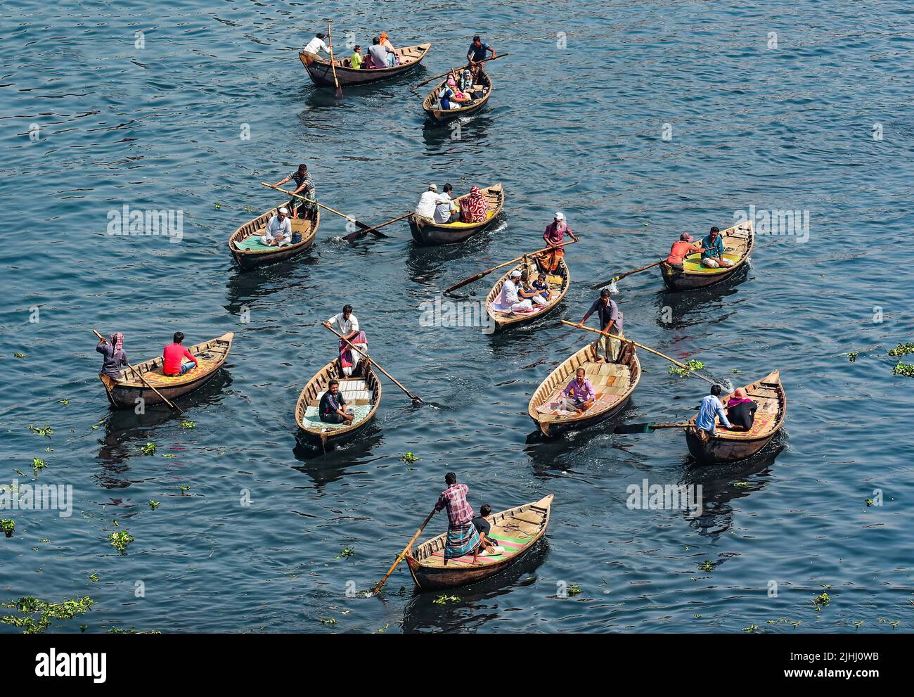 Am Flussufer sind hölzerne Boote aufgestellt, die verschiedene schöne visuelle Muster geschaffen haben. Stockfoto