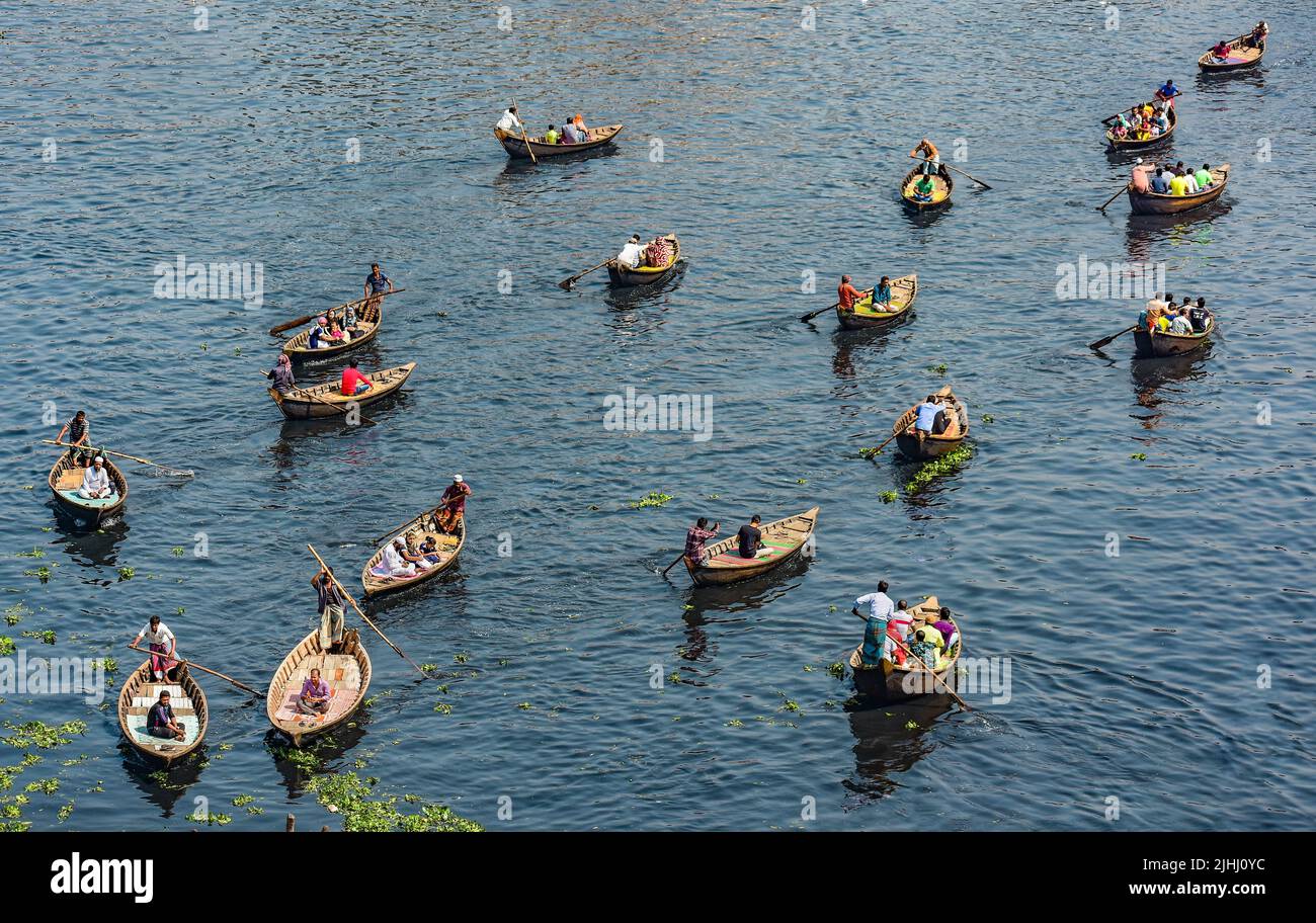 Am Flussufer sind hölzerne Boote aufgestellt, die verschiedene schöne visuelle Muster geschaffen haben. Stockfoto