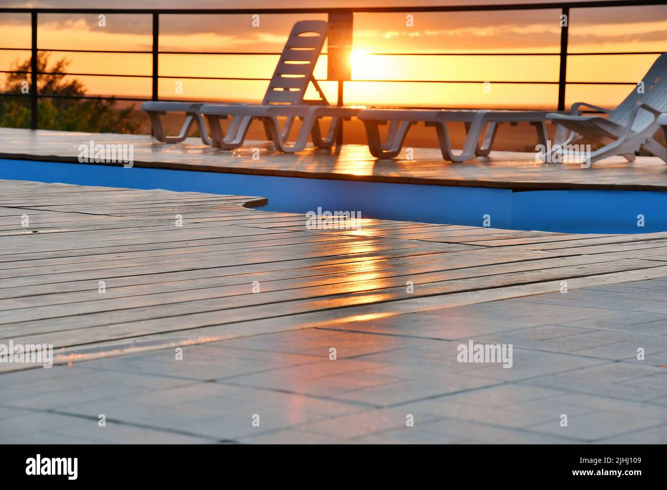 Außenpool mit Sonnenliegen in der Natur im Hotel. Freizeitaktivitäten und Entspannung Stockfoto