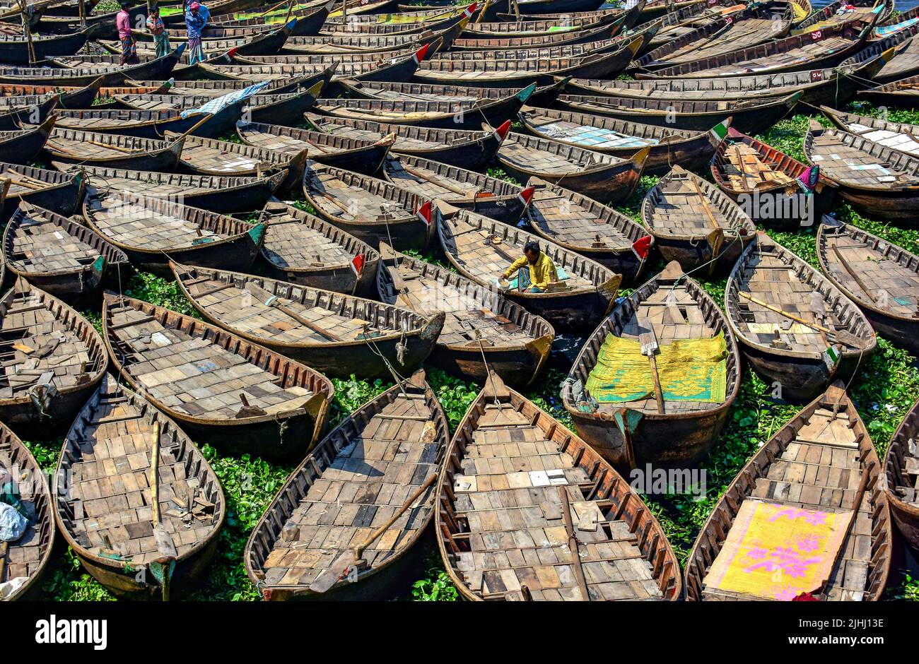Am Flussufer sind hölzerne Boote aufgestellt, die verschiedene schöne visuelle Muster geschaffen haben. Stockfoto