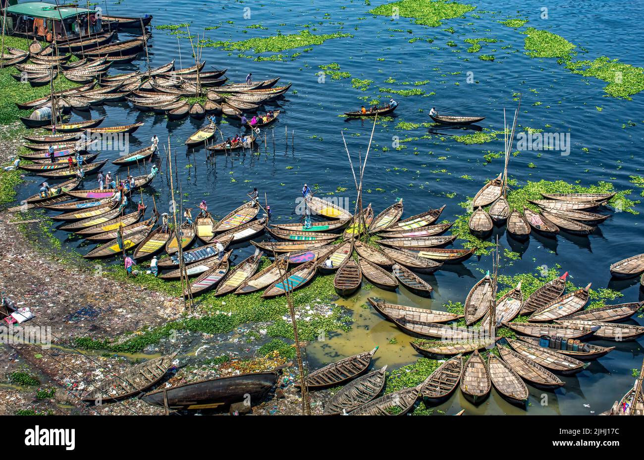 Am Flussufer sind hölzerne Boote aufgestellt, die verschiedene schöne visuelle Muster geschaffen haben. Stockfoto