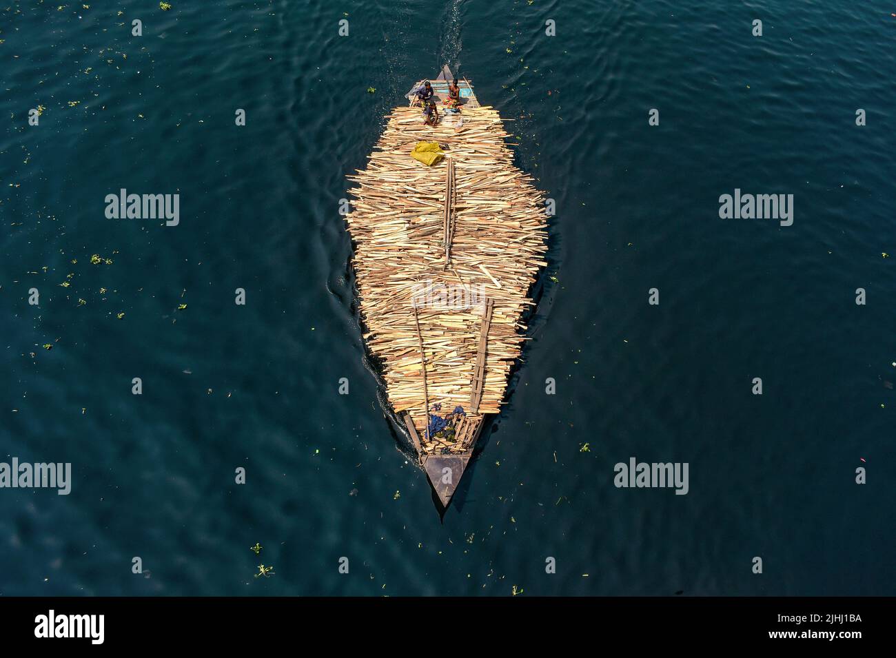 Am Flussufer sind hölzerne Boote aufgestellt, die verschiedene schöne visuelle Muster geschaffen haben. Stockfoto