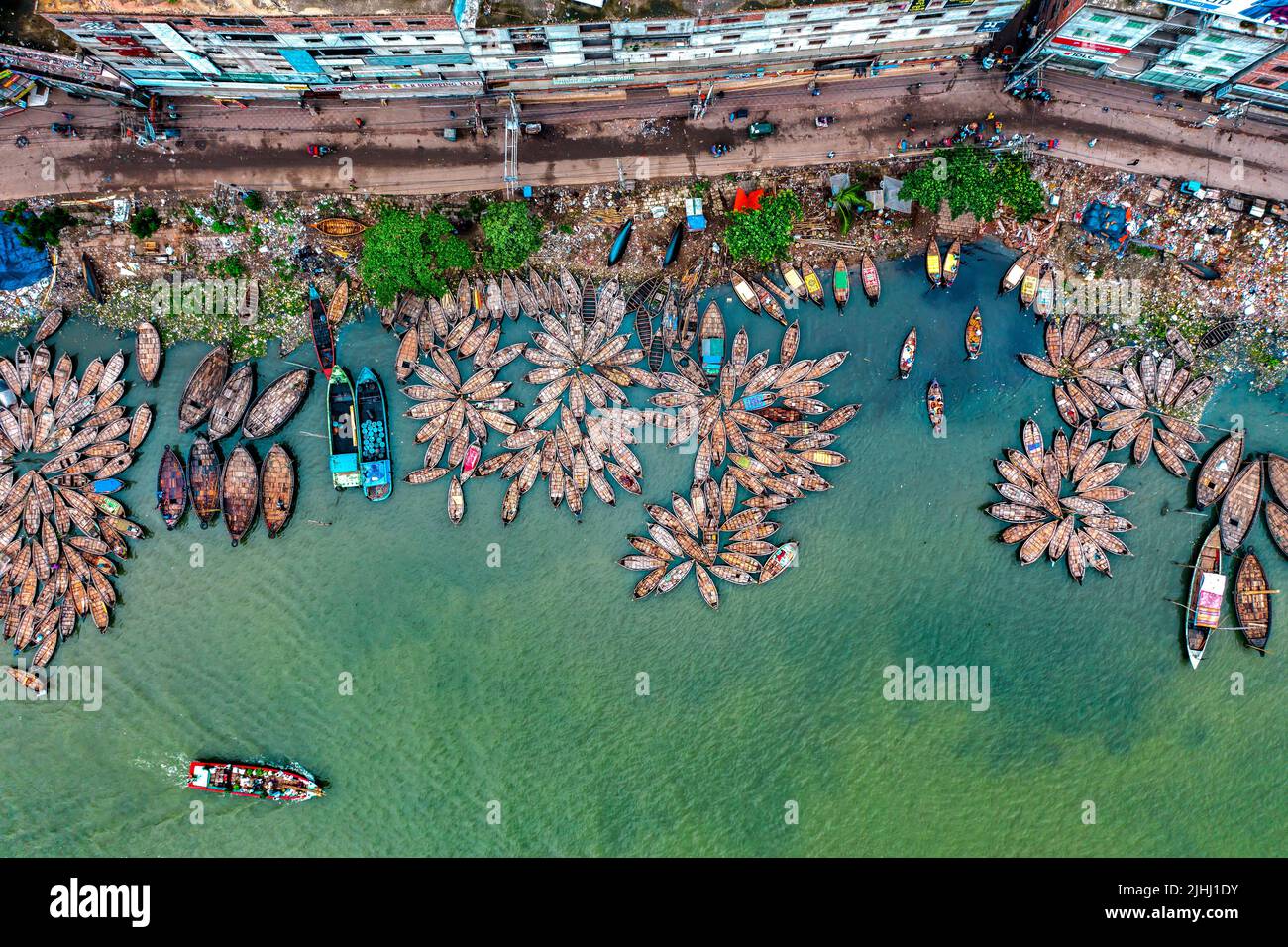Am Flussufer sind hölzerne Boote aufgestellt, die verschiedene schöne visuelle Muster geschaffen haben. Stockfoto