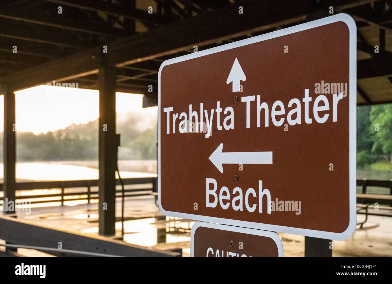 Parken Sie die Wegweiser für den Lake Trahlyta Beach und das Theater im Vogel State Park in den North Georgia Mountains in der Nähe des Appalachian Trail. (USA) Stockfoto