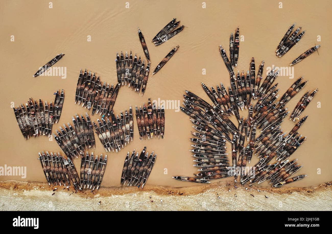 Am Flussufer sind hölzerne Boote aufgestellt, die verschiedene schöne visuelle Muster geschaffen haben. Stockfoto